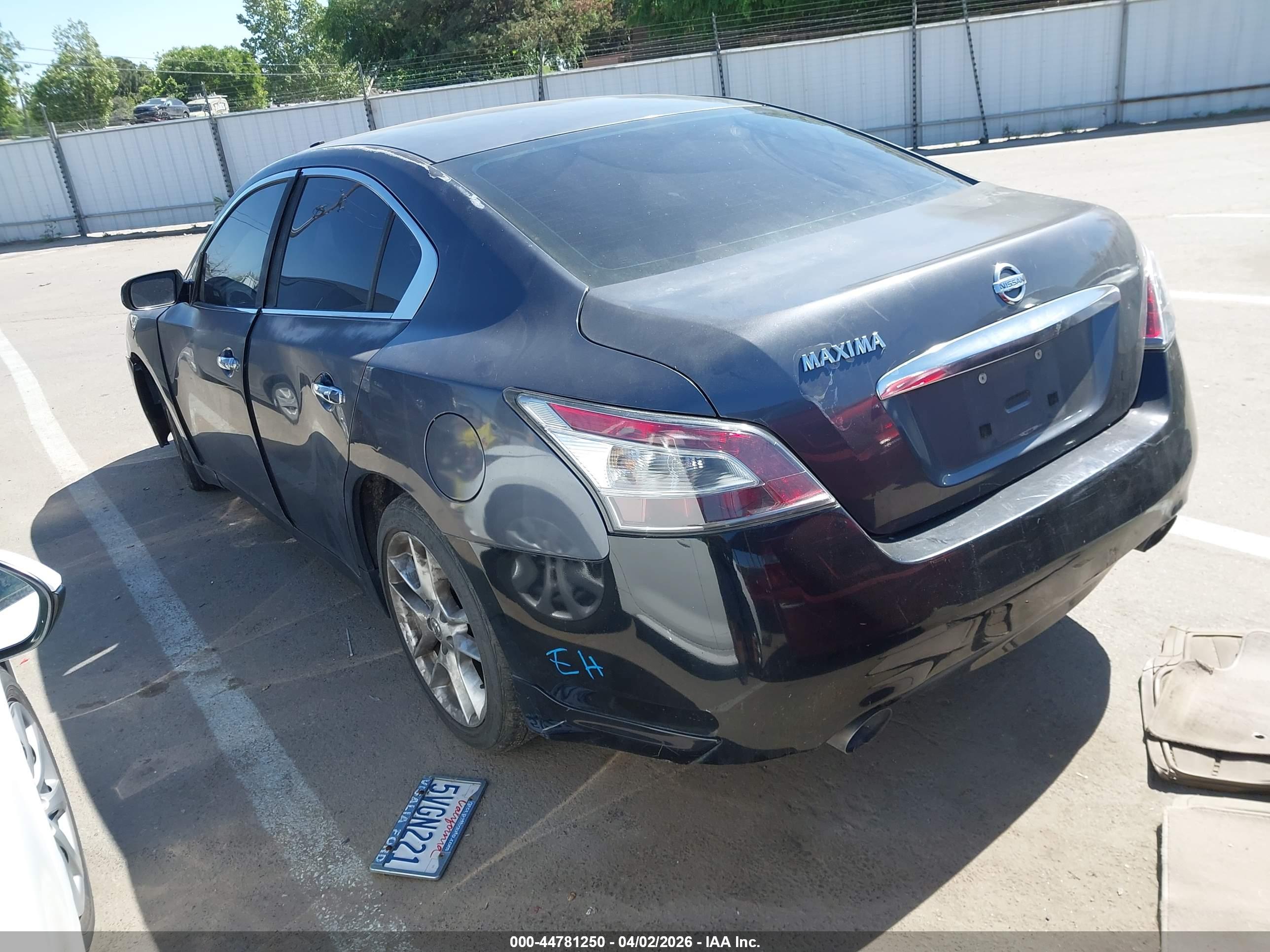 NISSAN MAXIMA image 3