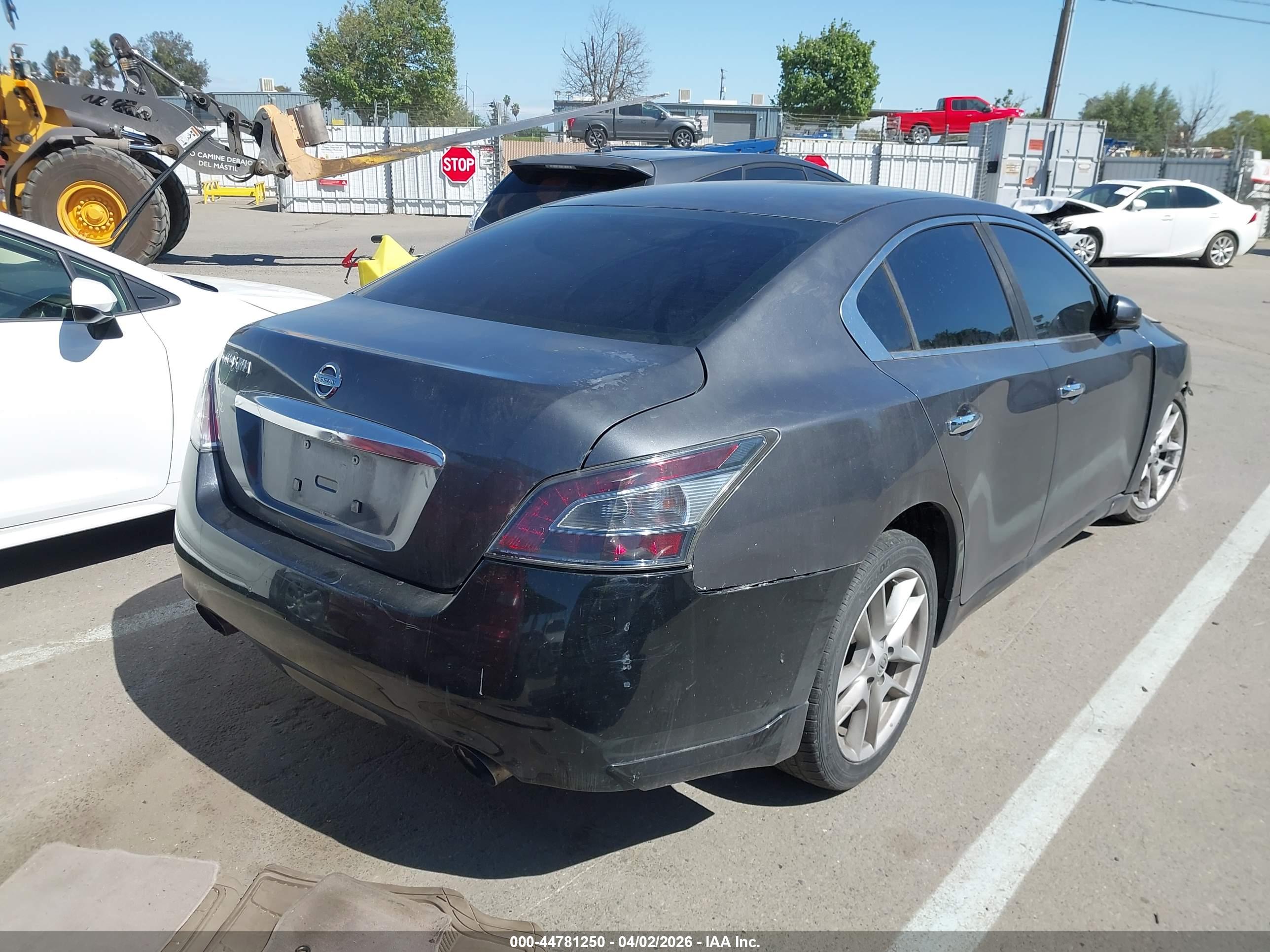 NISSAN MAXIMA image 4