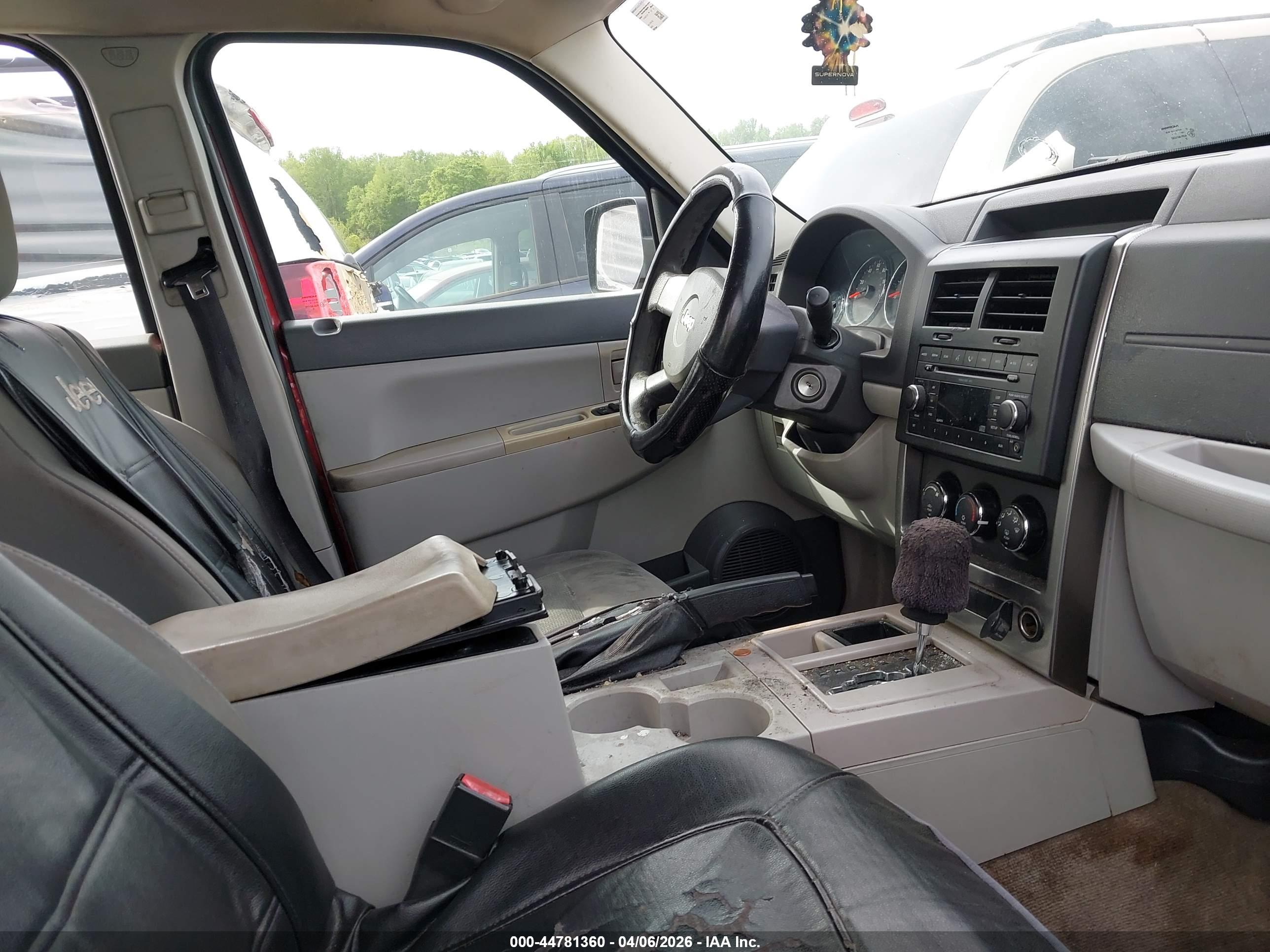 JEEP LIBERTY image 5