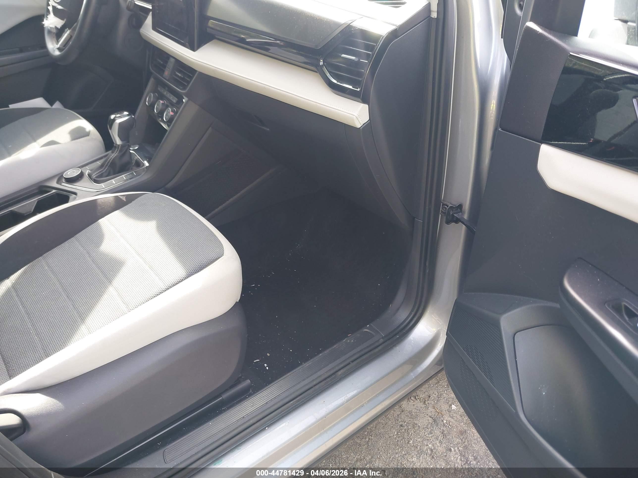VOLKSWAGEN TAOS image 5