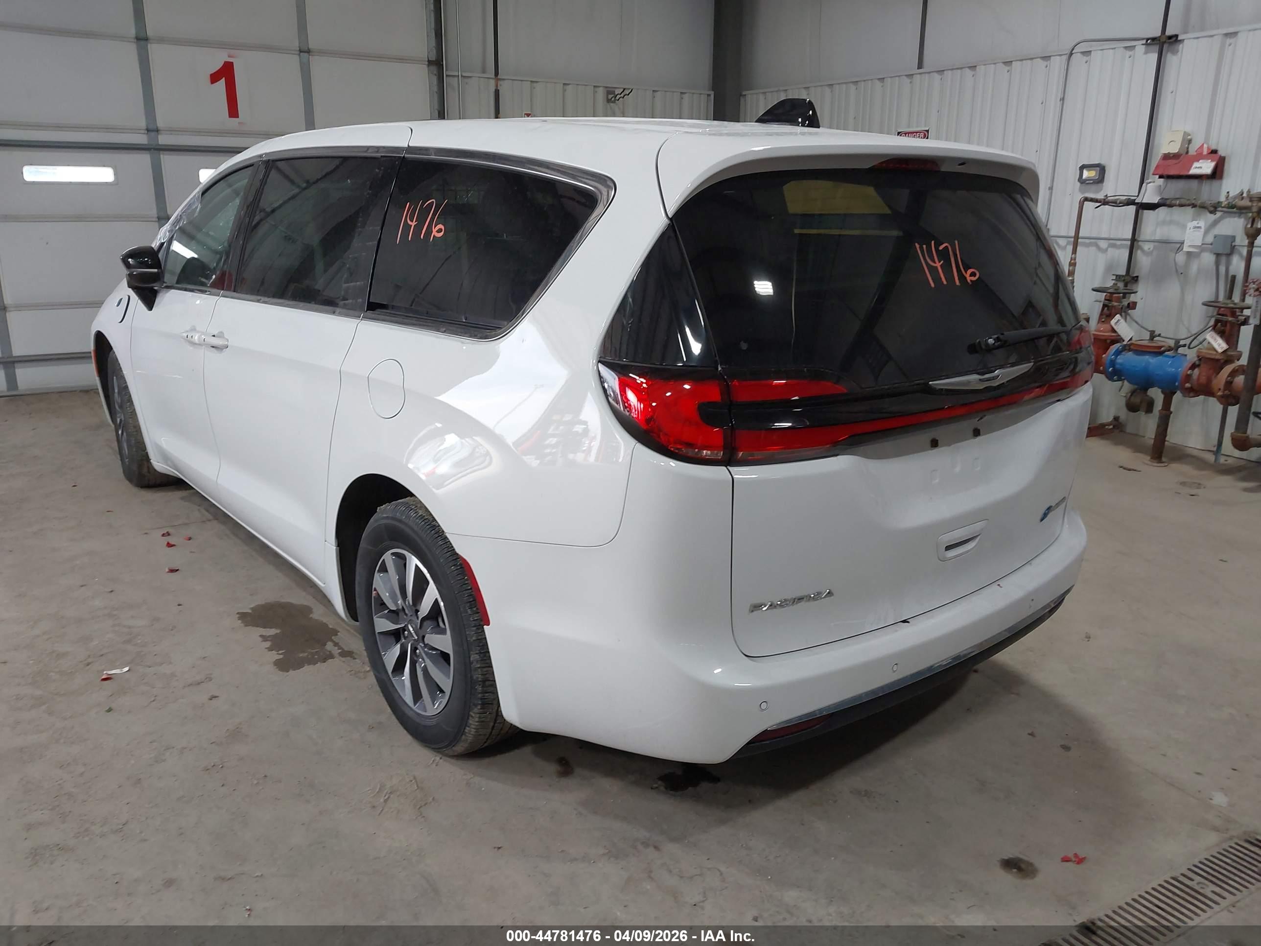CHRYSLER PACIFICA image 3