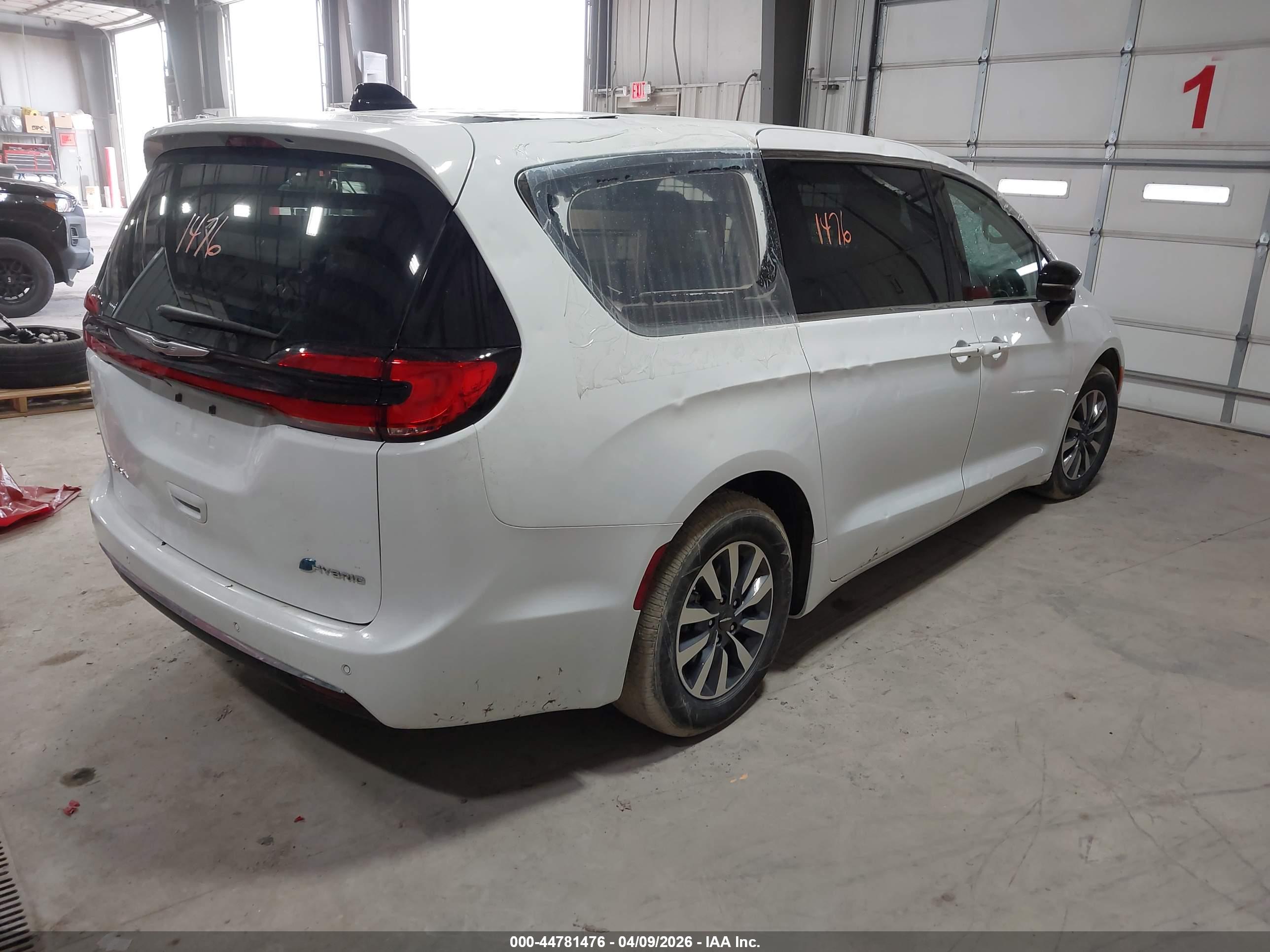 CHRYSLER PACIFICA image 4