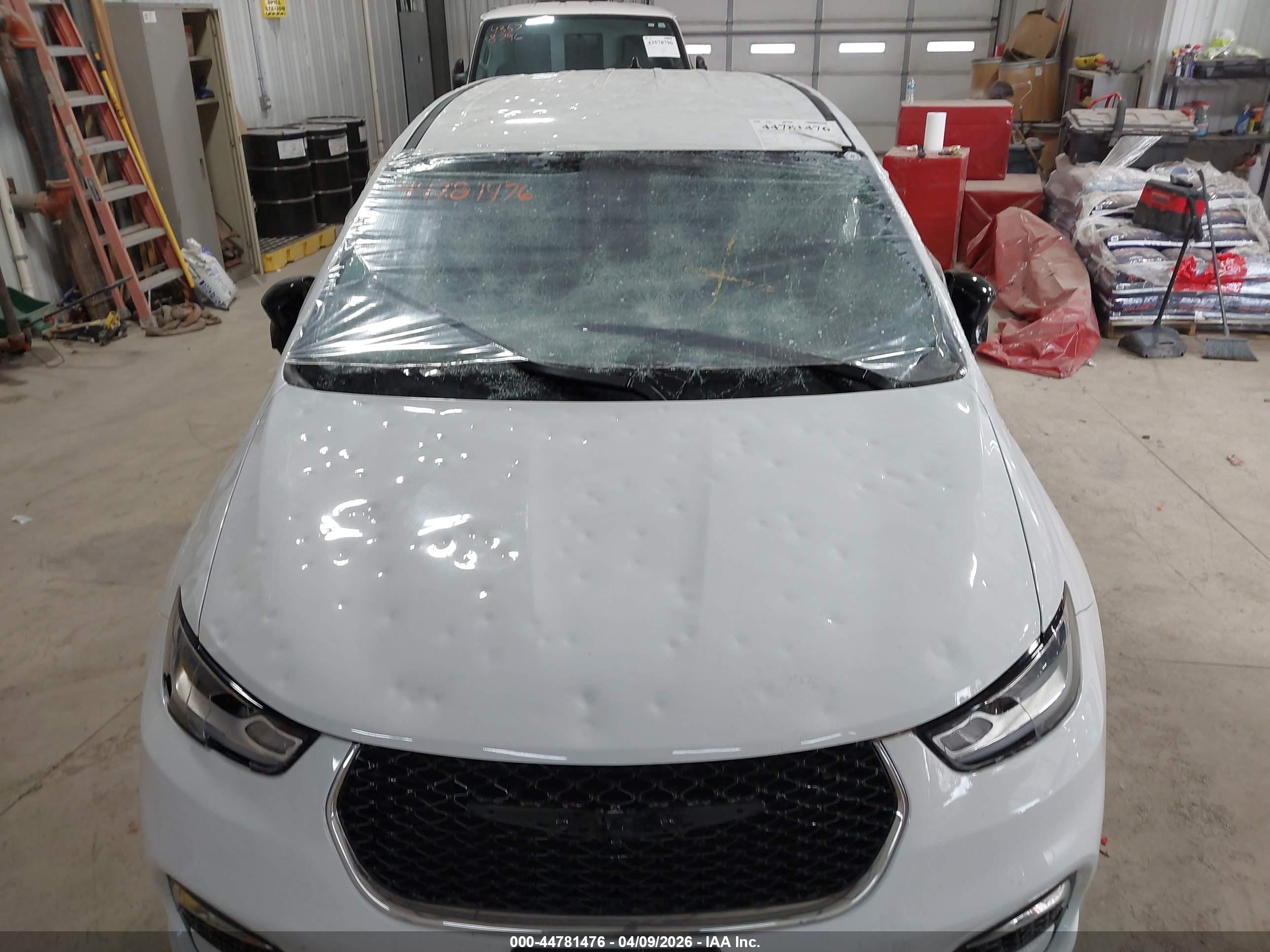 CHRYSLER PACIFICA image 6