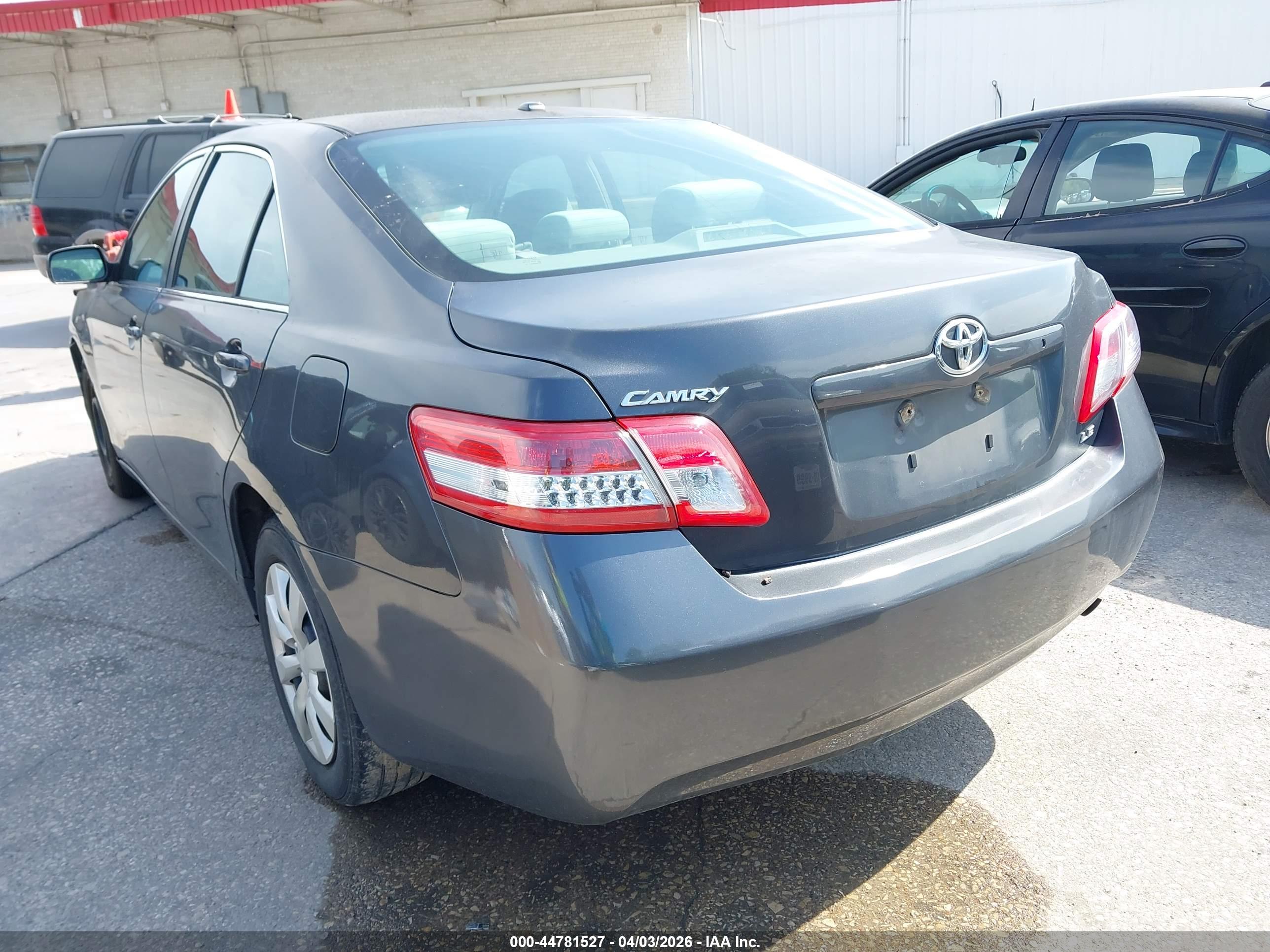 TOYOTA CAMRY image 3