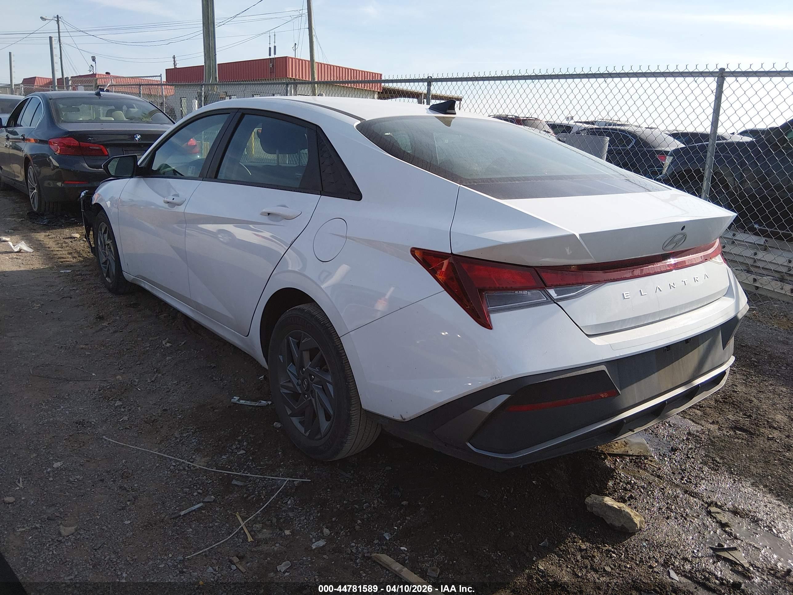 HYUNDAI ELANTRA image 3