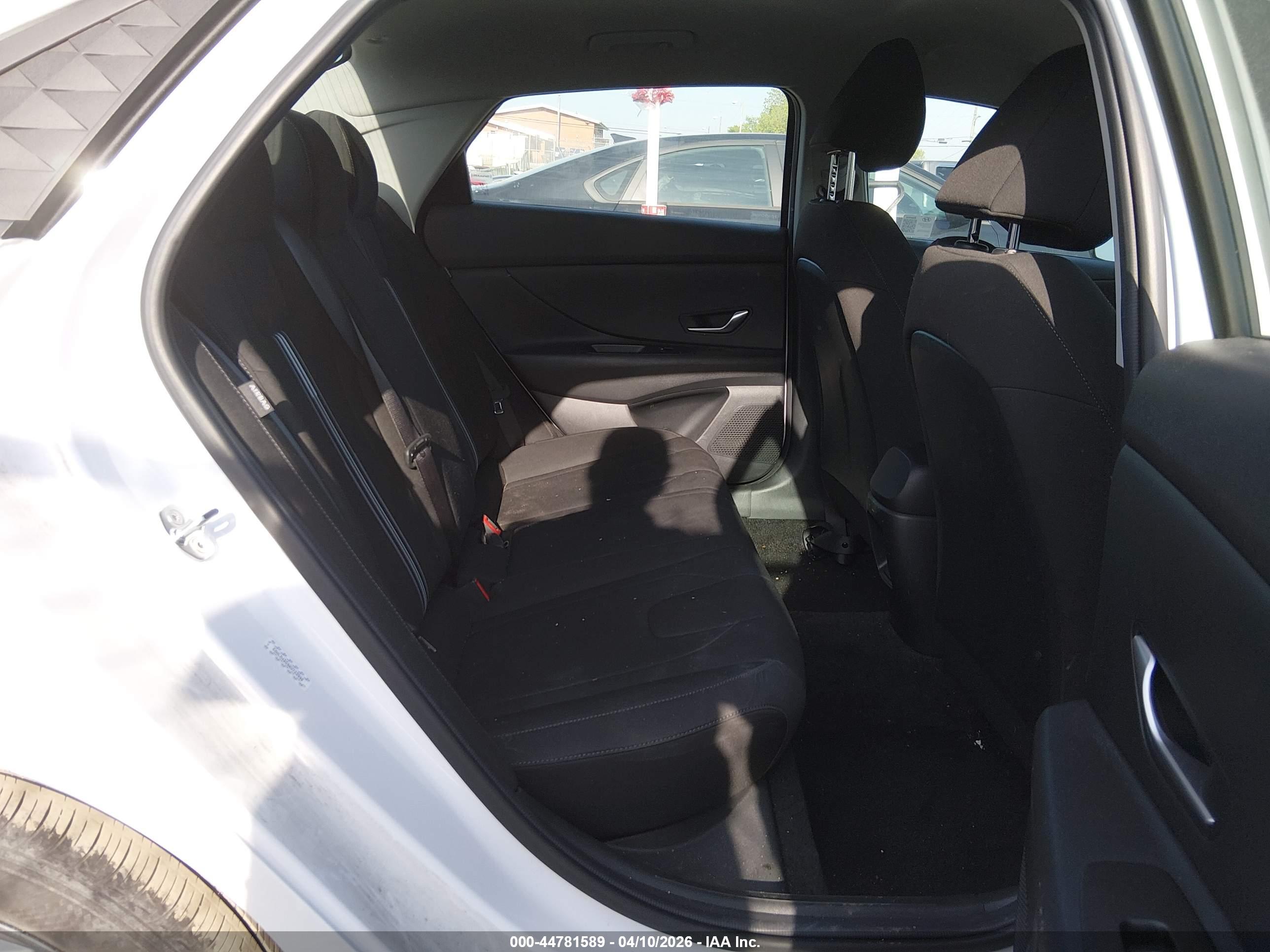 HYUNDAI ELANTRA image 8