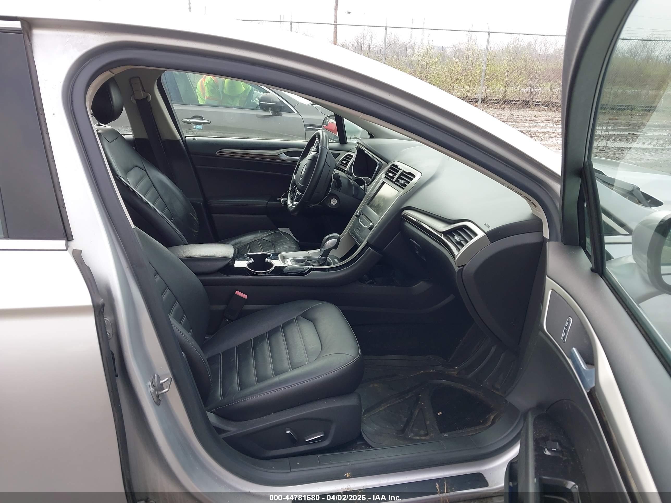 FORD FUSION image 5