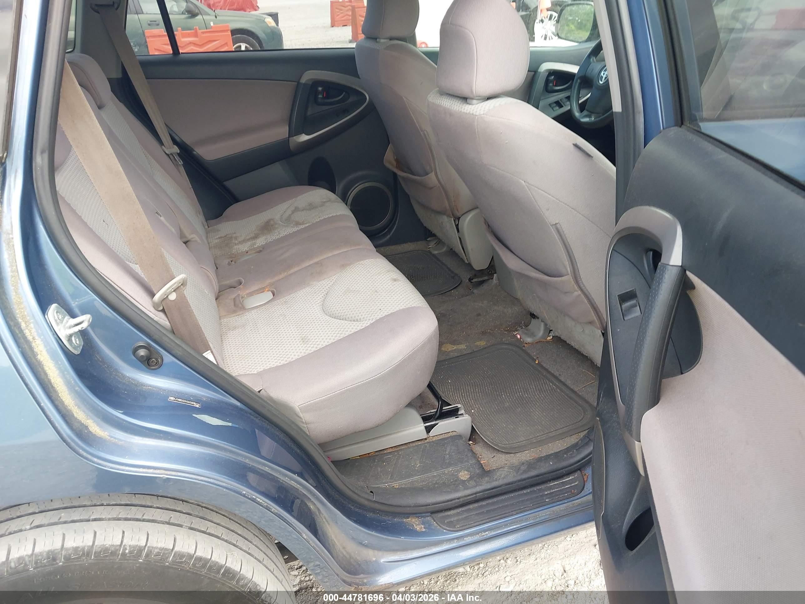 TOYOTA RAV4 image 8