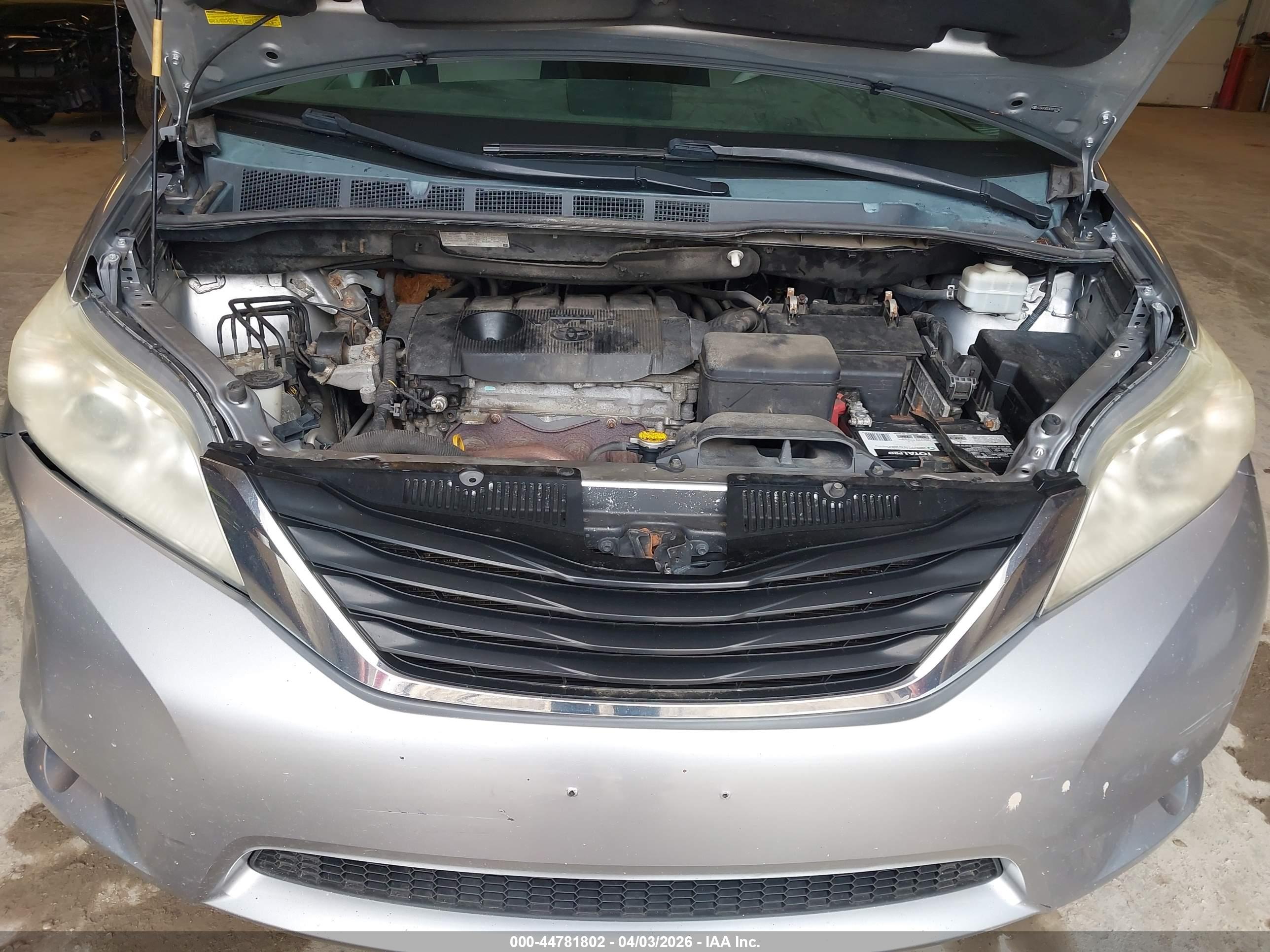 TOYOTA SIENNA image 10
