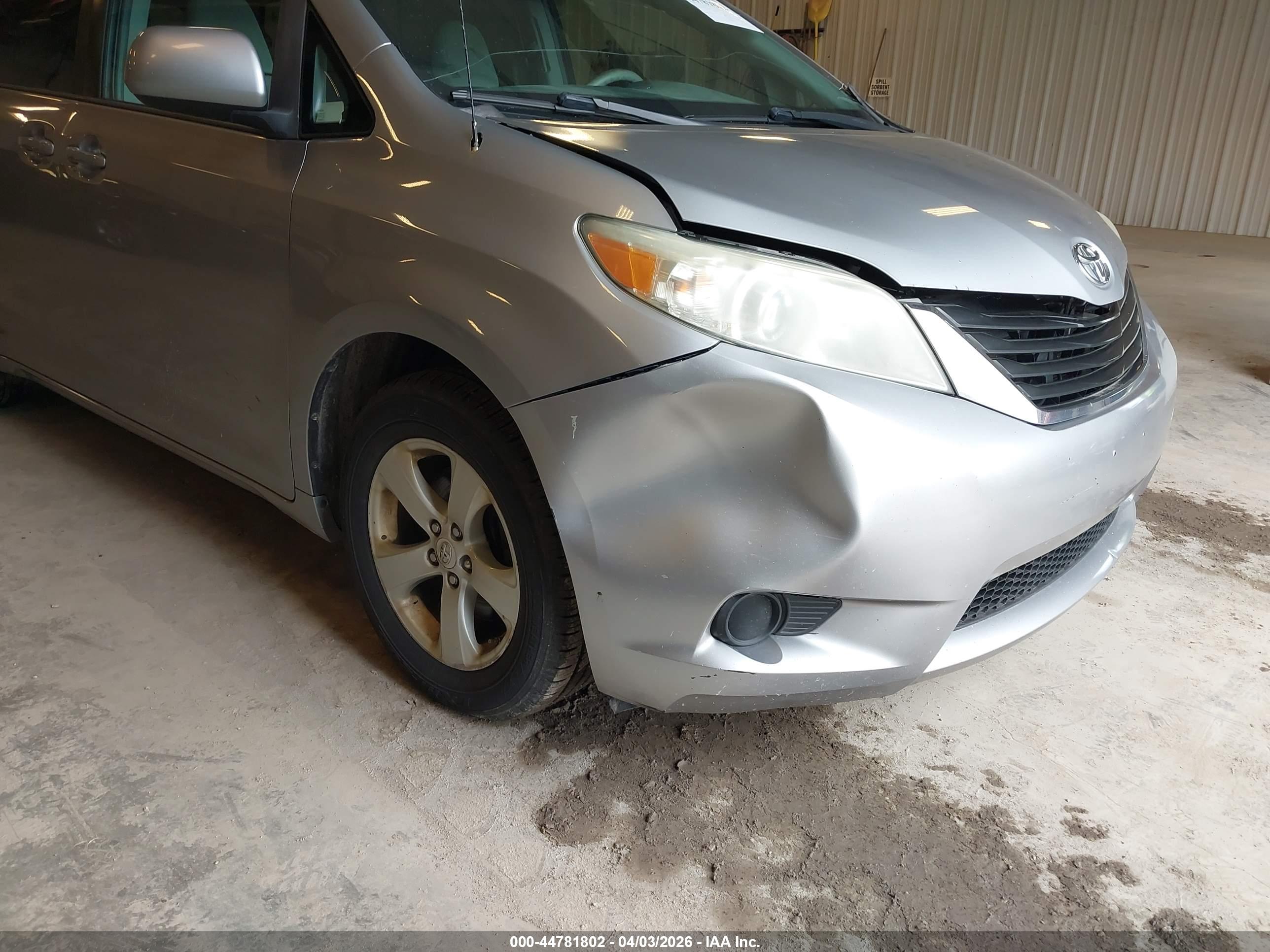 TOYOTA SIENNA image 6