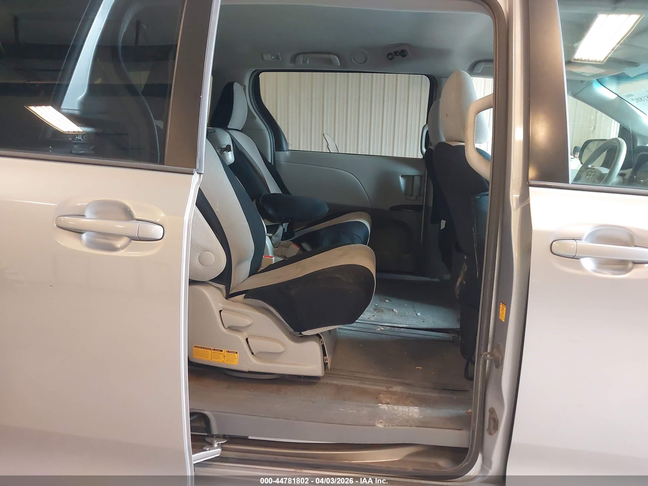 TOYOTA SIENNA image 8