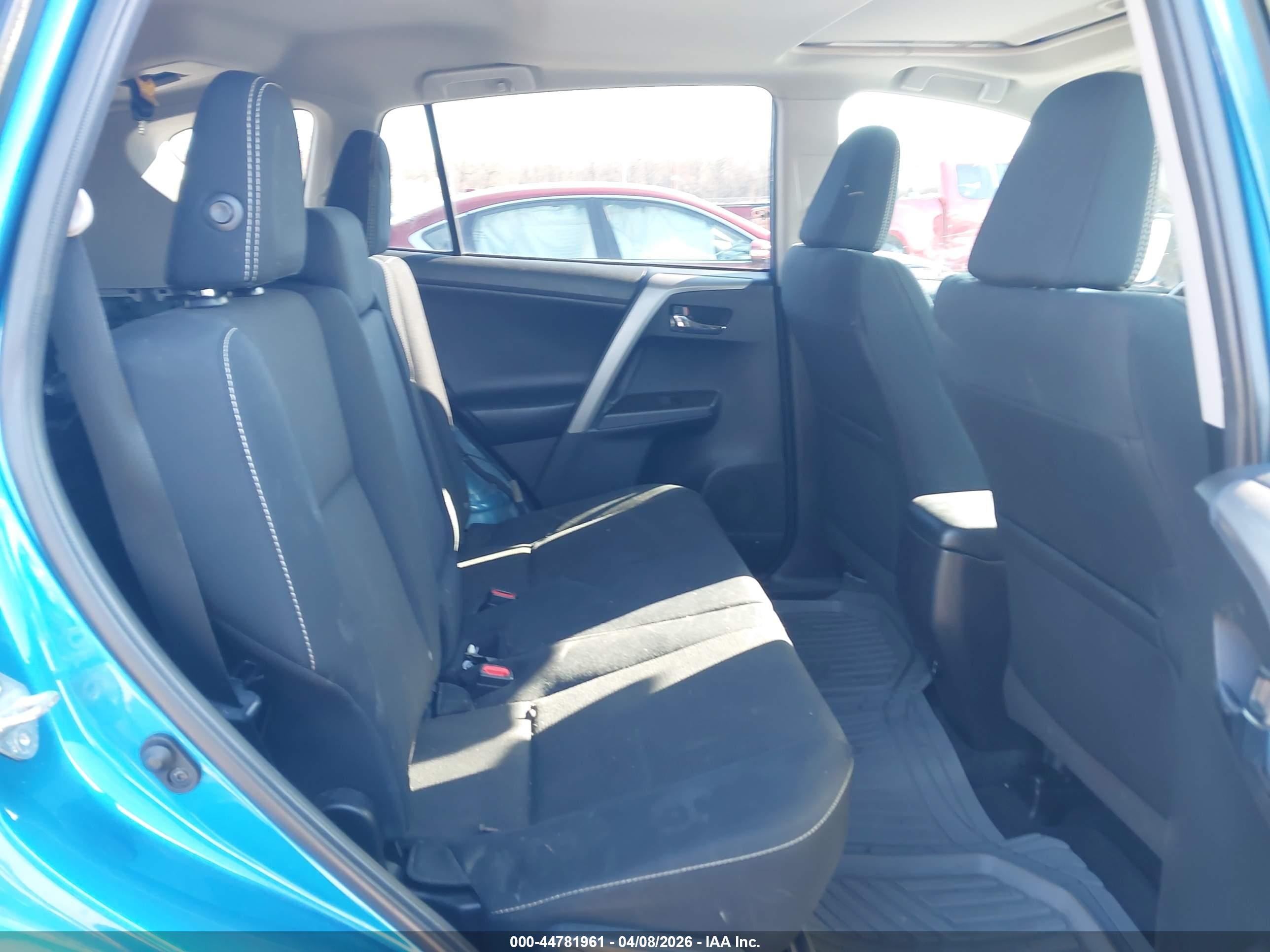 TOYOTA RAV4 image 8