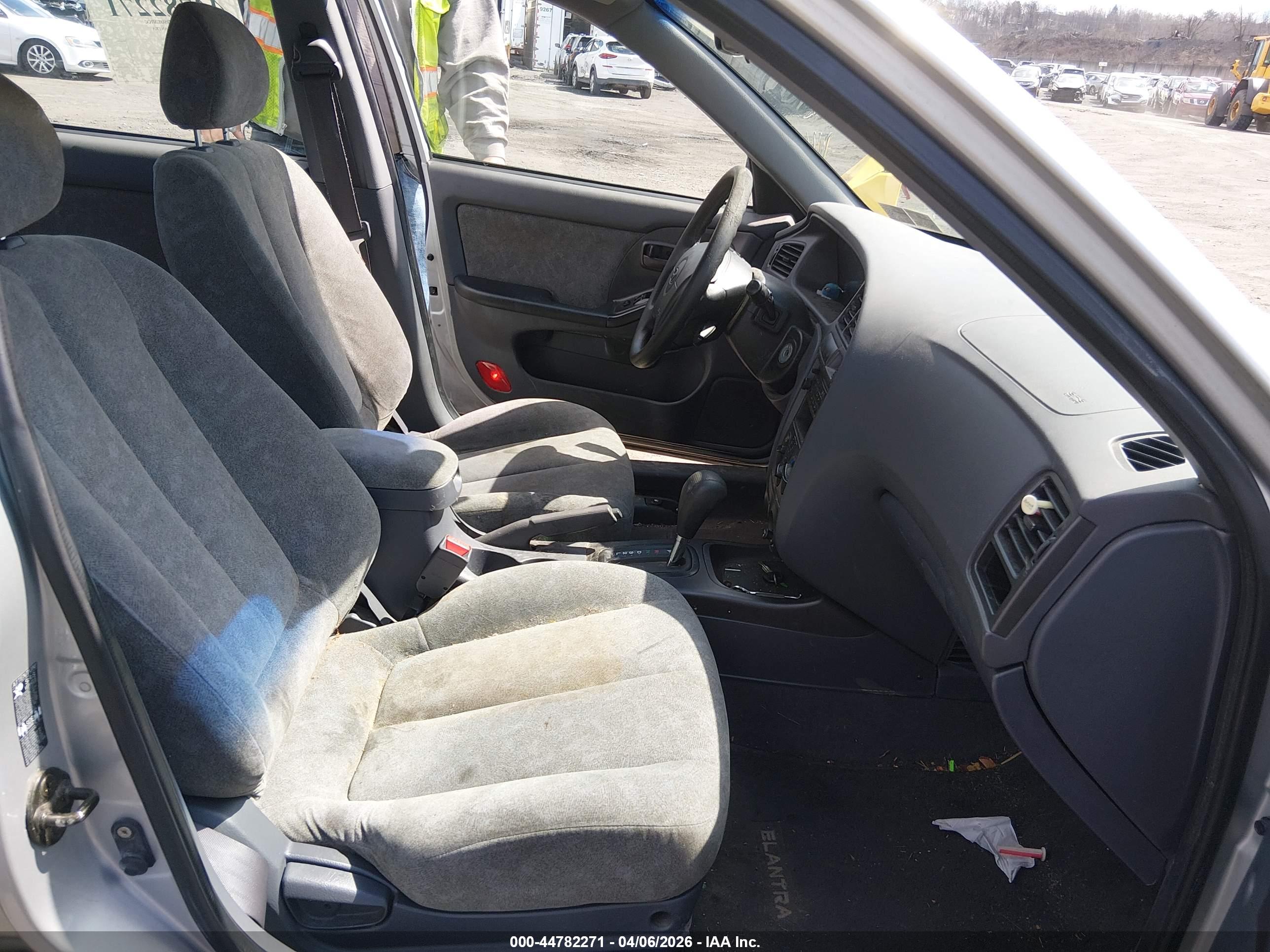 HYUNDAI ELANTRA image 5