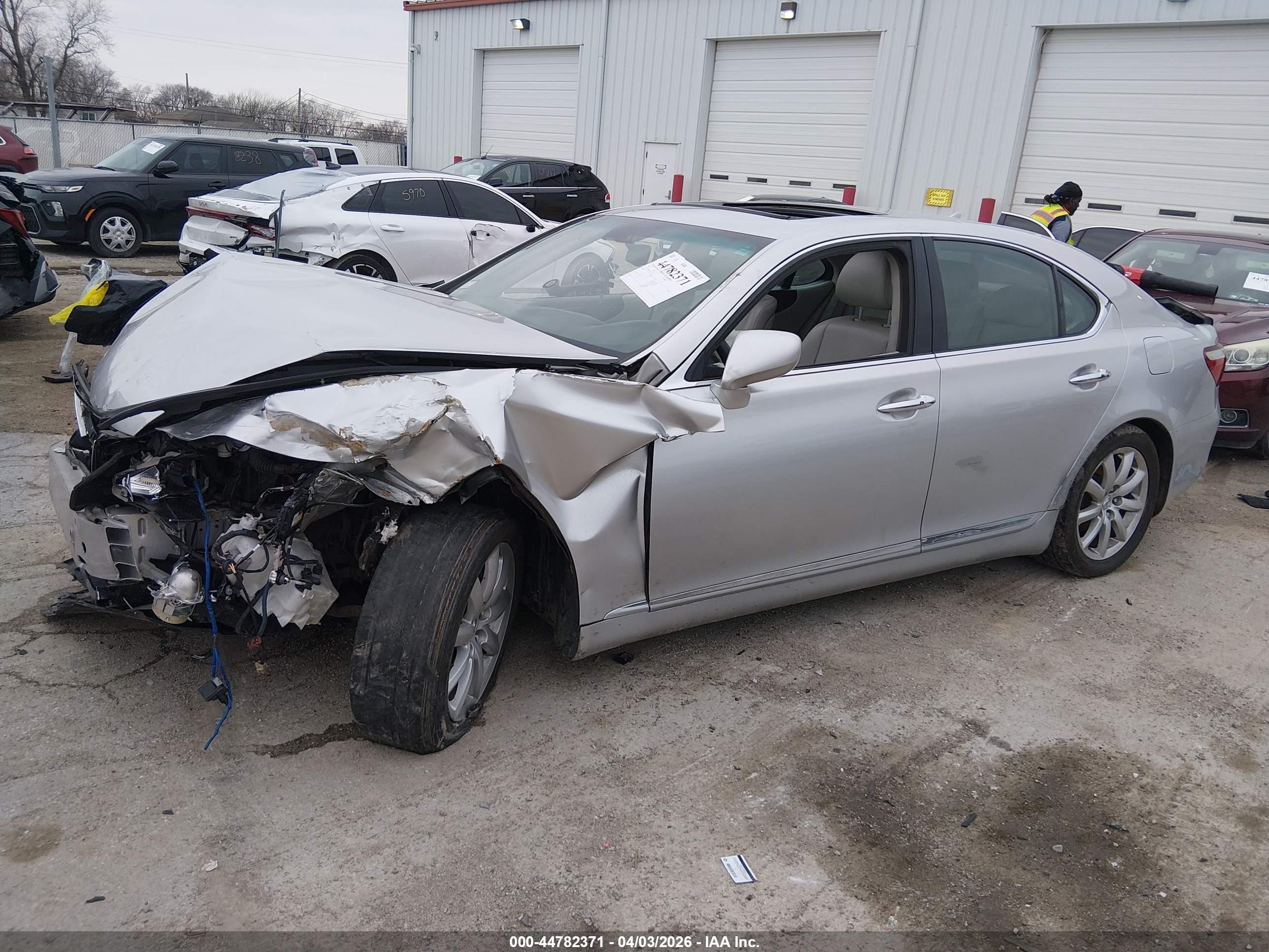 LEXUS LS image 2