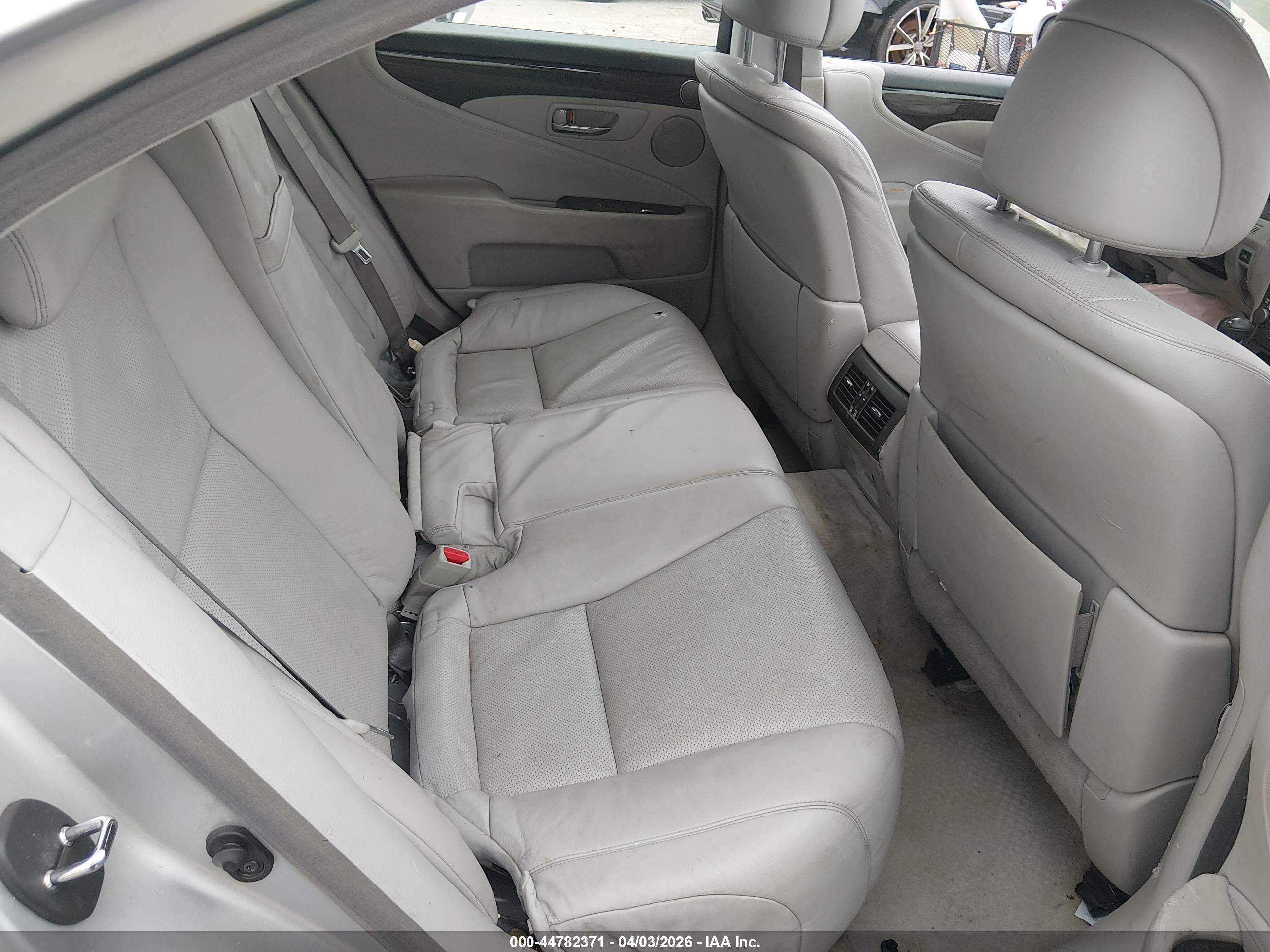 LEXUS LS image 8