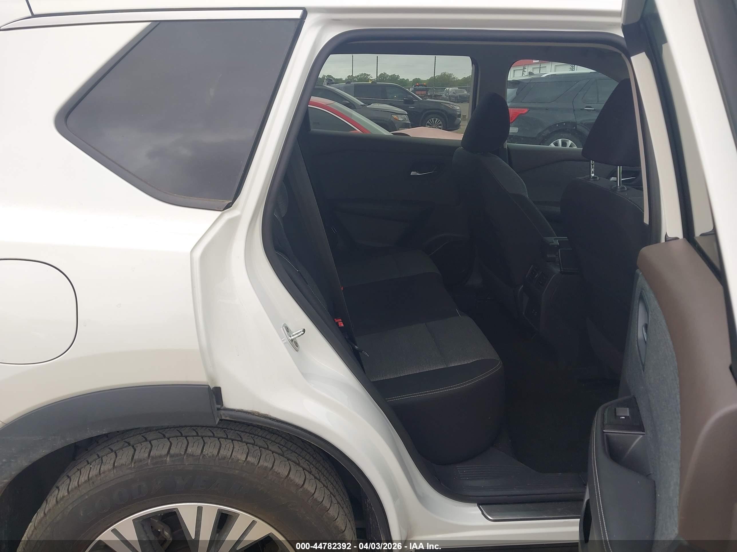 NISSAN ROGUE image 8