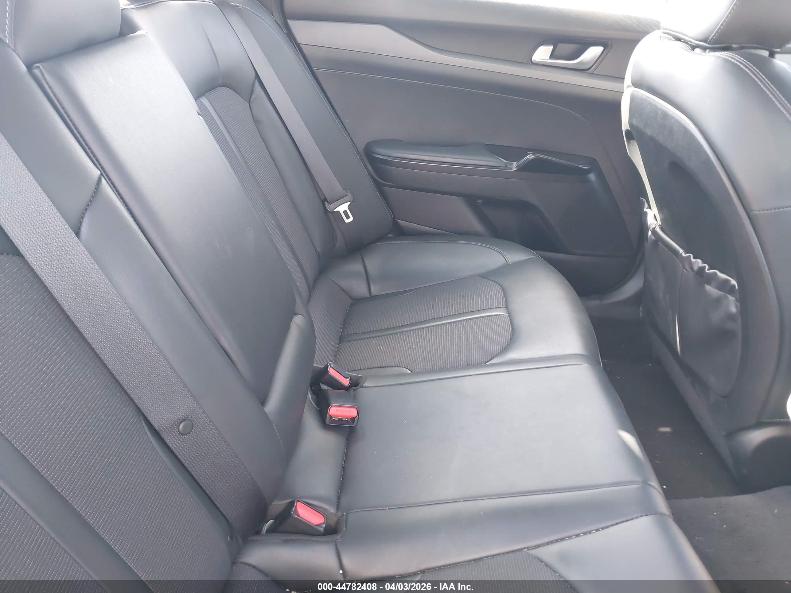 KIA K5 image 8