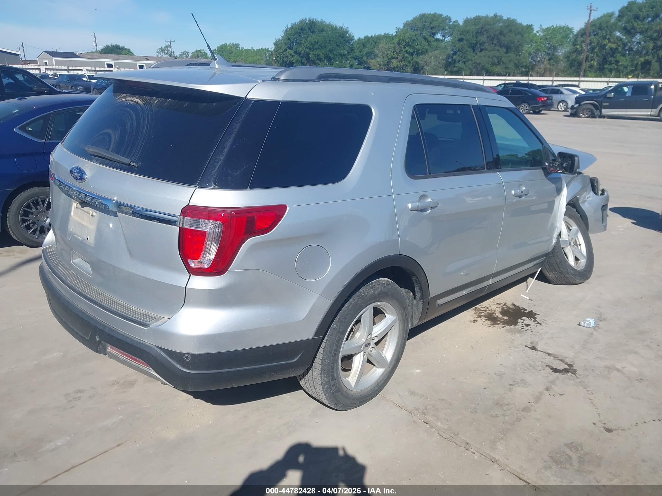 FORD EXPLORER image 4