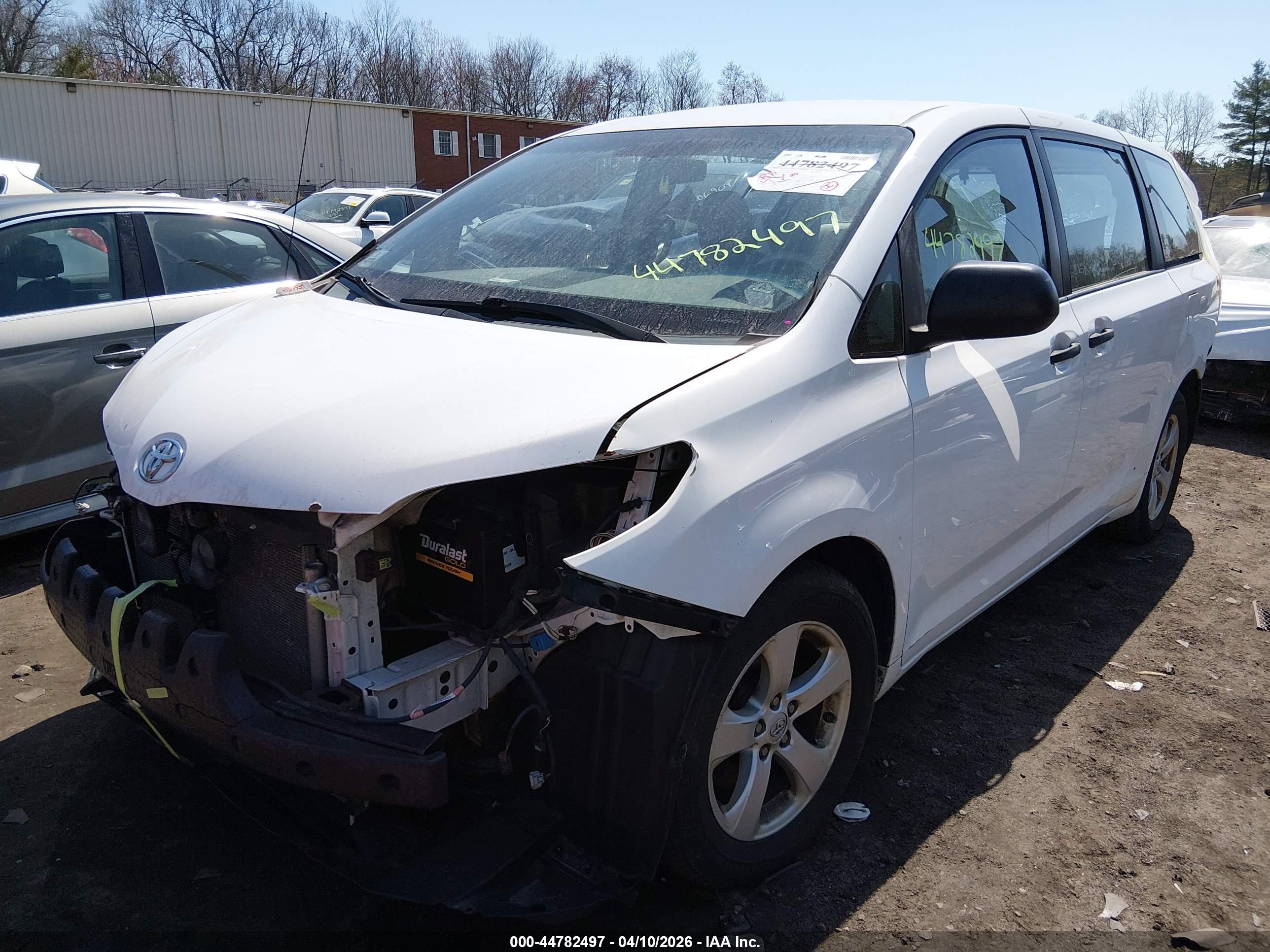 TOYOTA SIENNA image 2