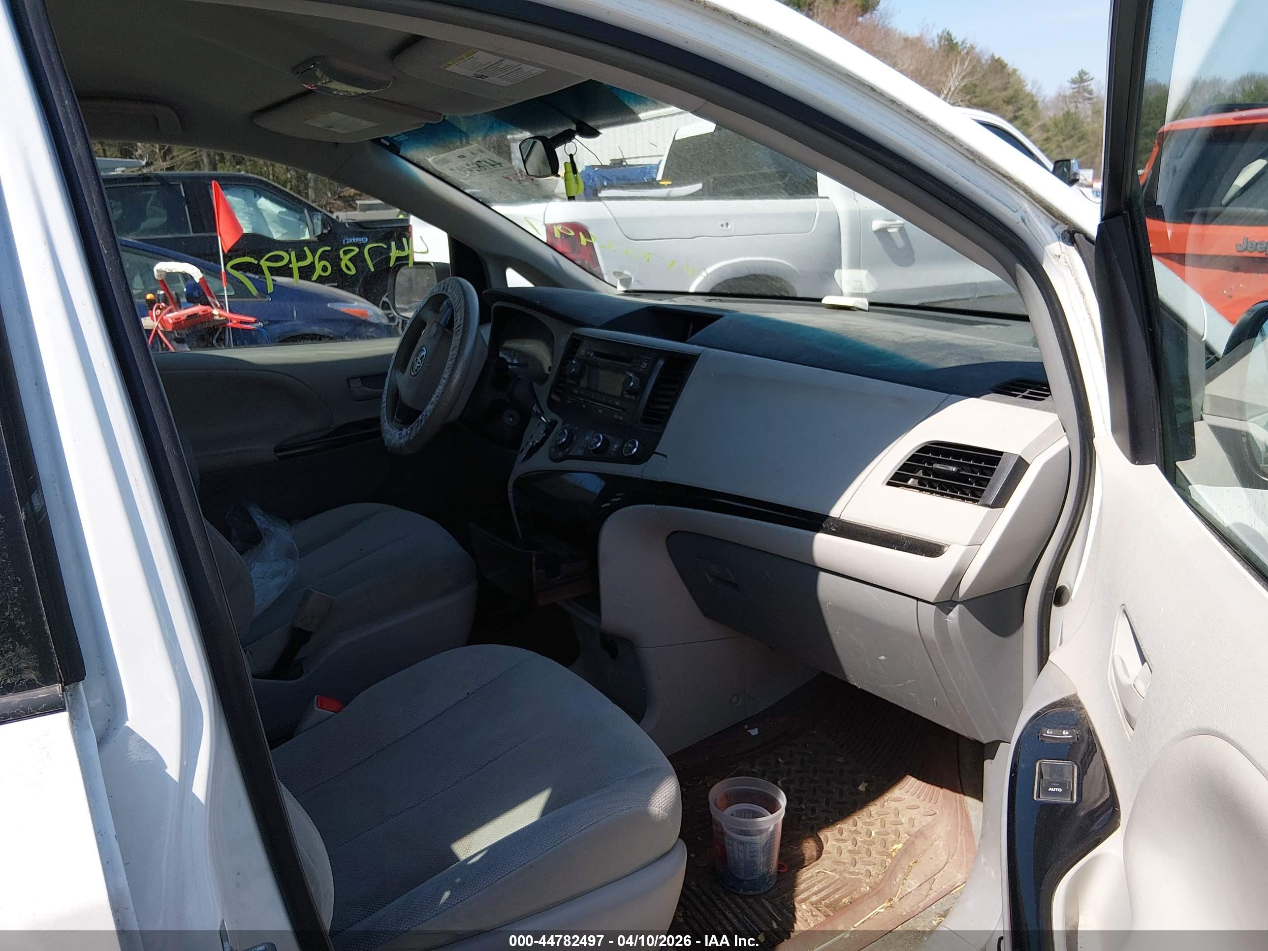 TOYOTA SIENNA image 5