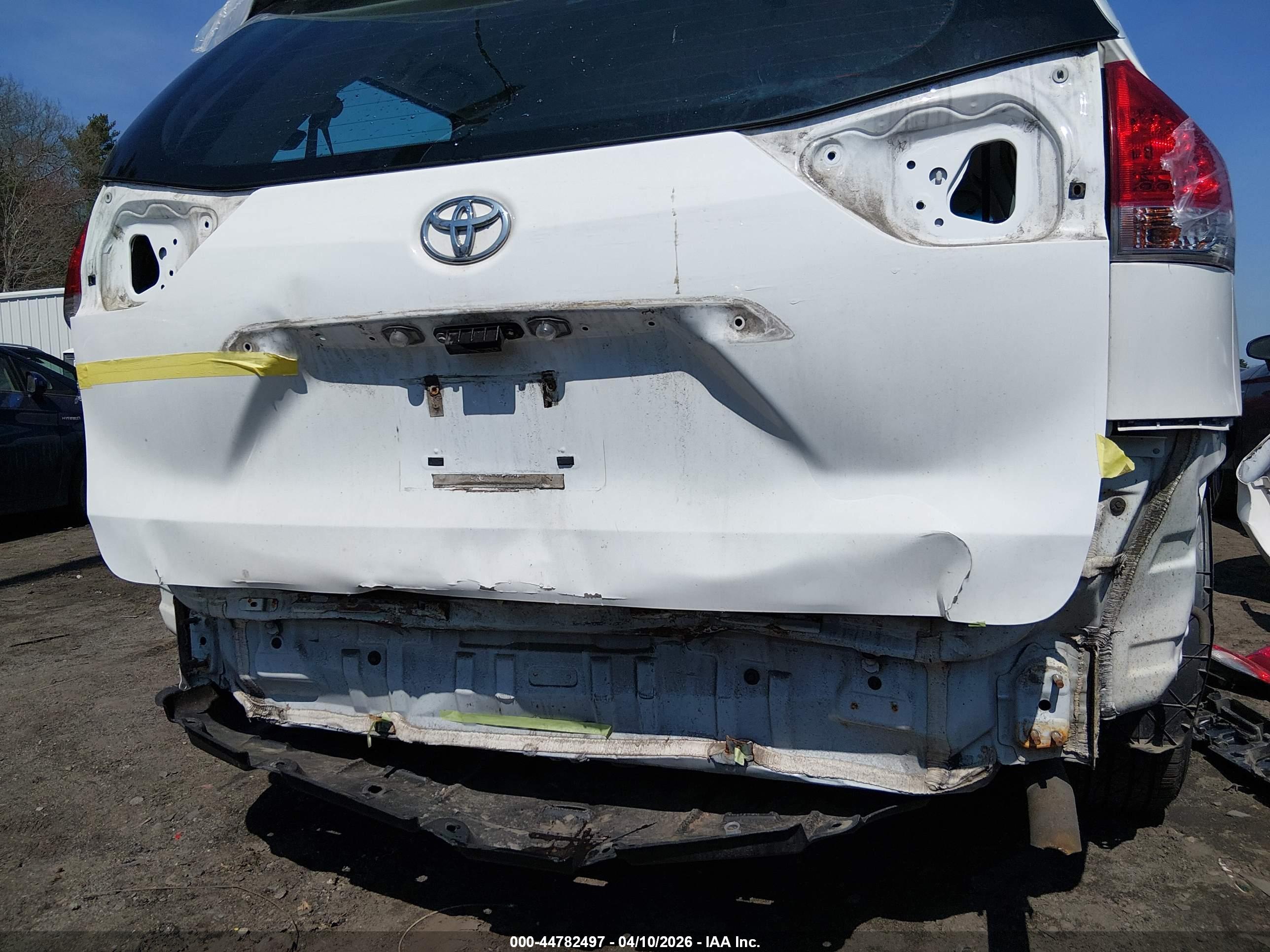 TOYOTA SIENNA image 6
