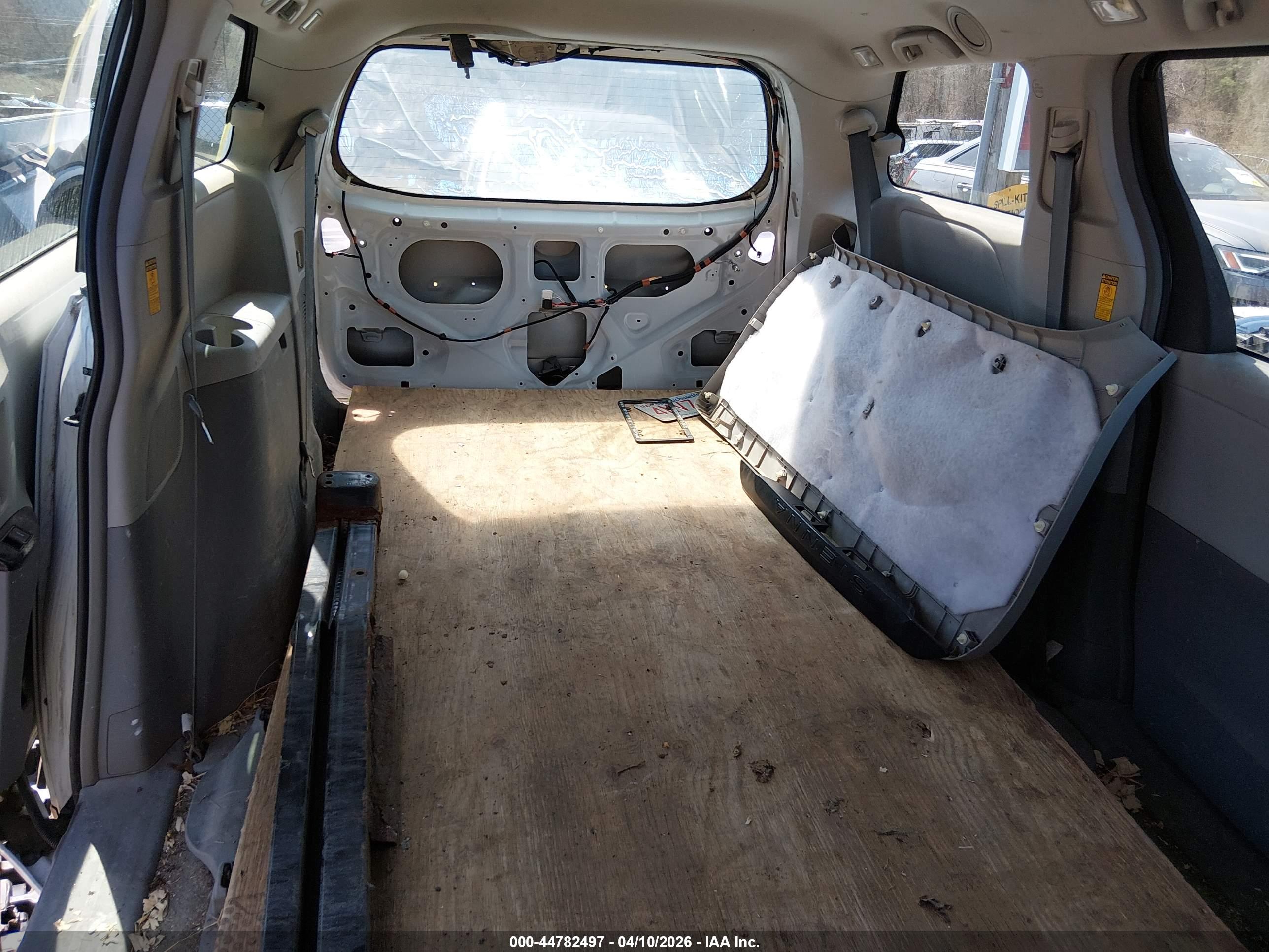 TOYOTA SIENNA image 8