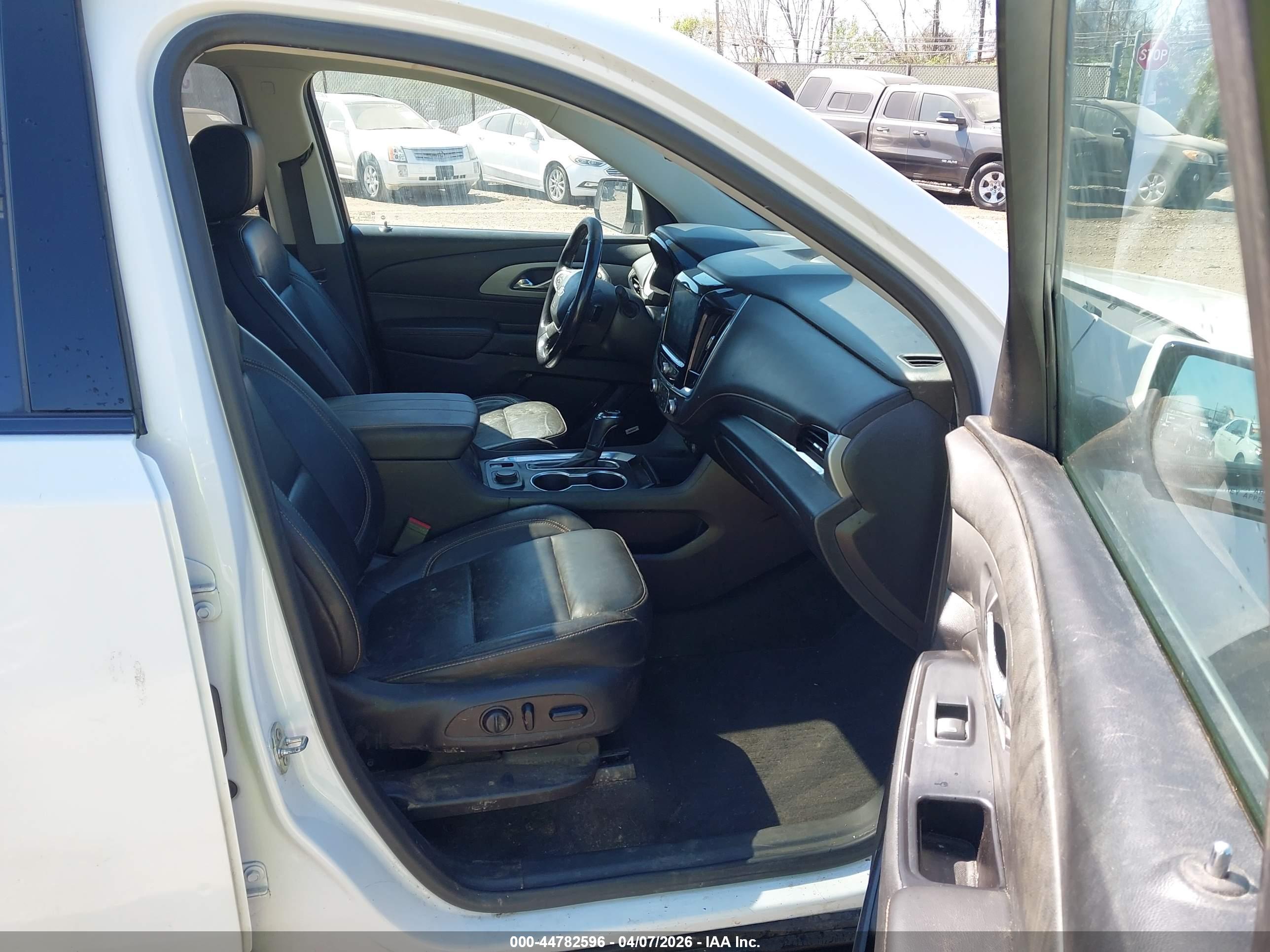 CHEVROLET TRAVERSE image 5