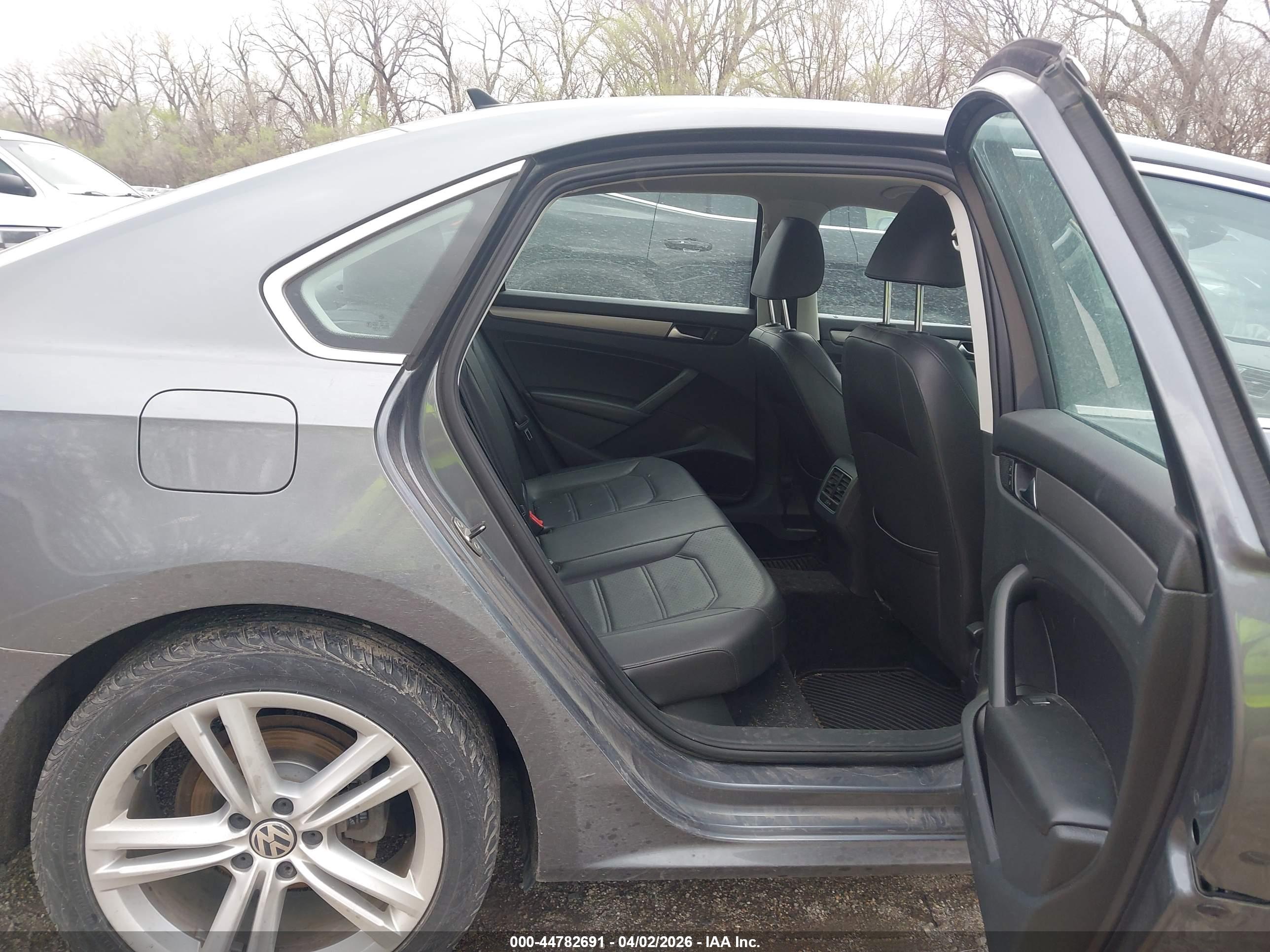 VOLKSWAGEN PASSAT image 8