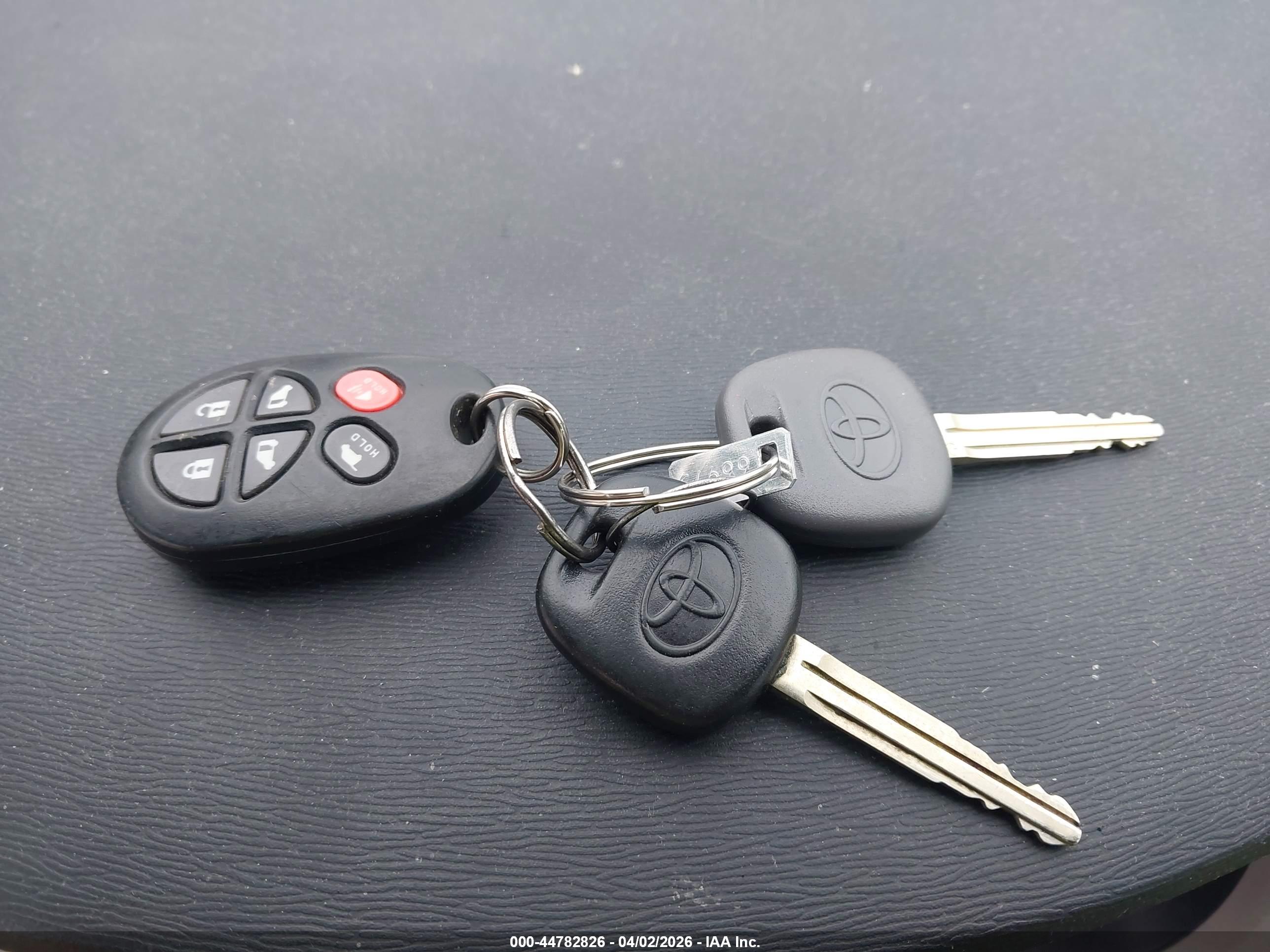 TOYOTA SIENNA image 11
