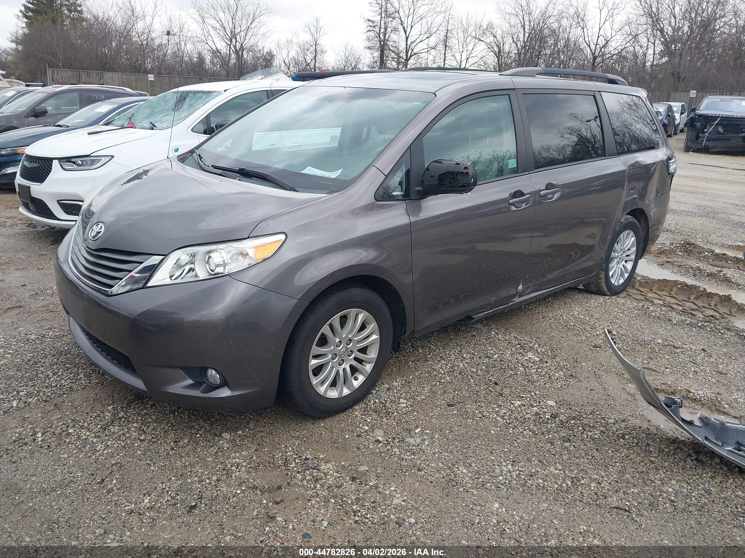 TOYOTA SIENNA image 2