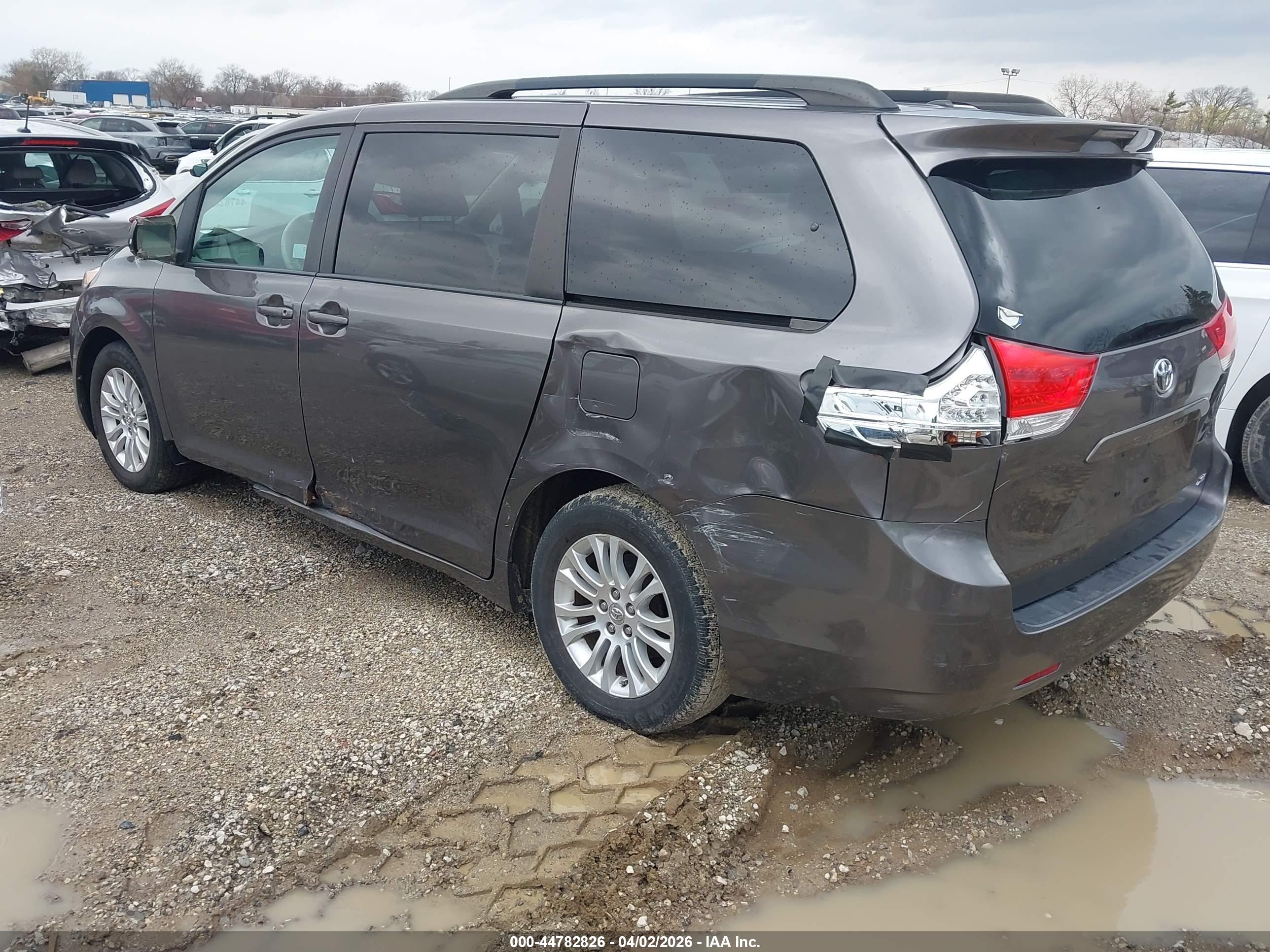 TOYOTA SIENNA image 3