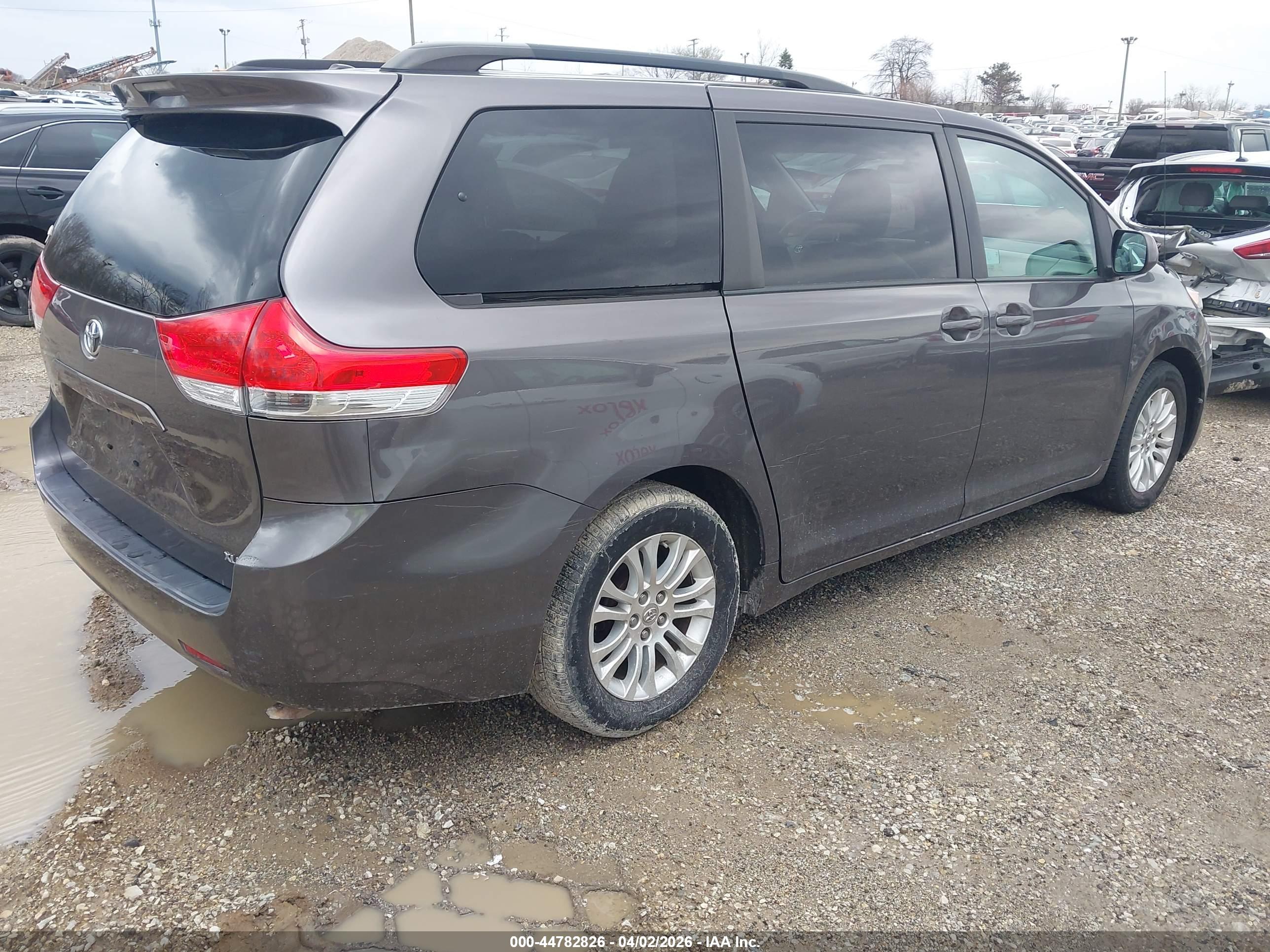 TOYOTA SIENNA image 4