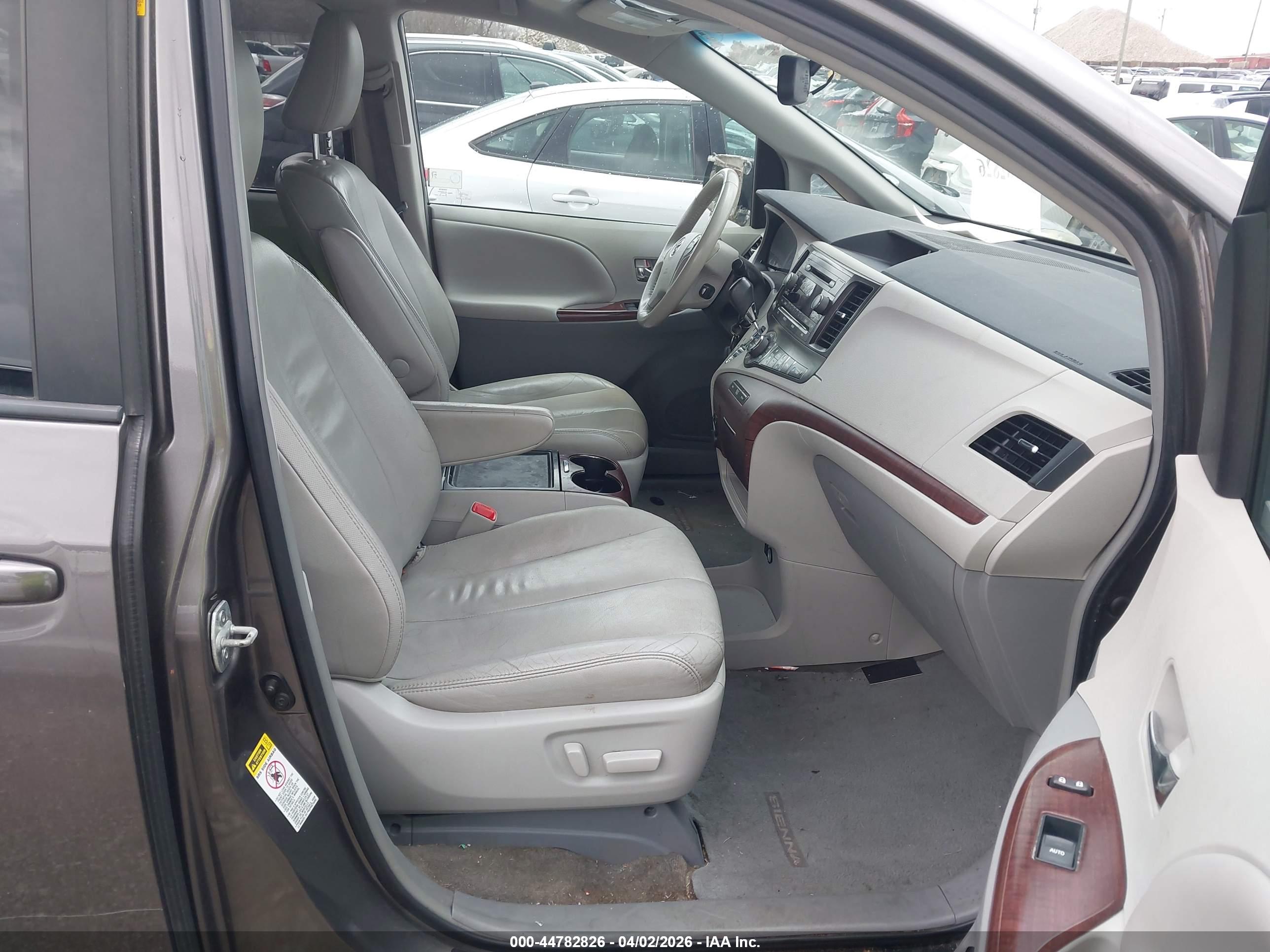 TOYOTA SIENNA image 5
