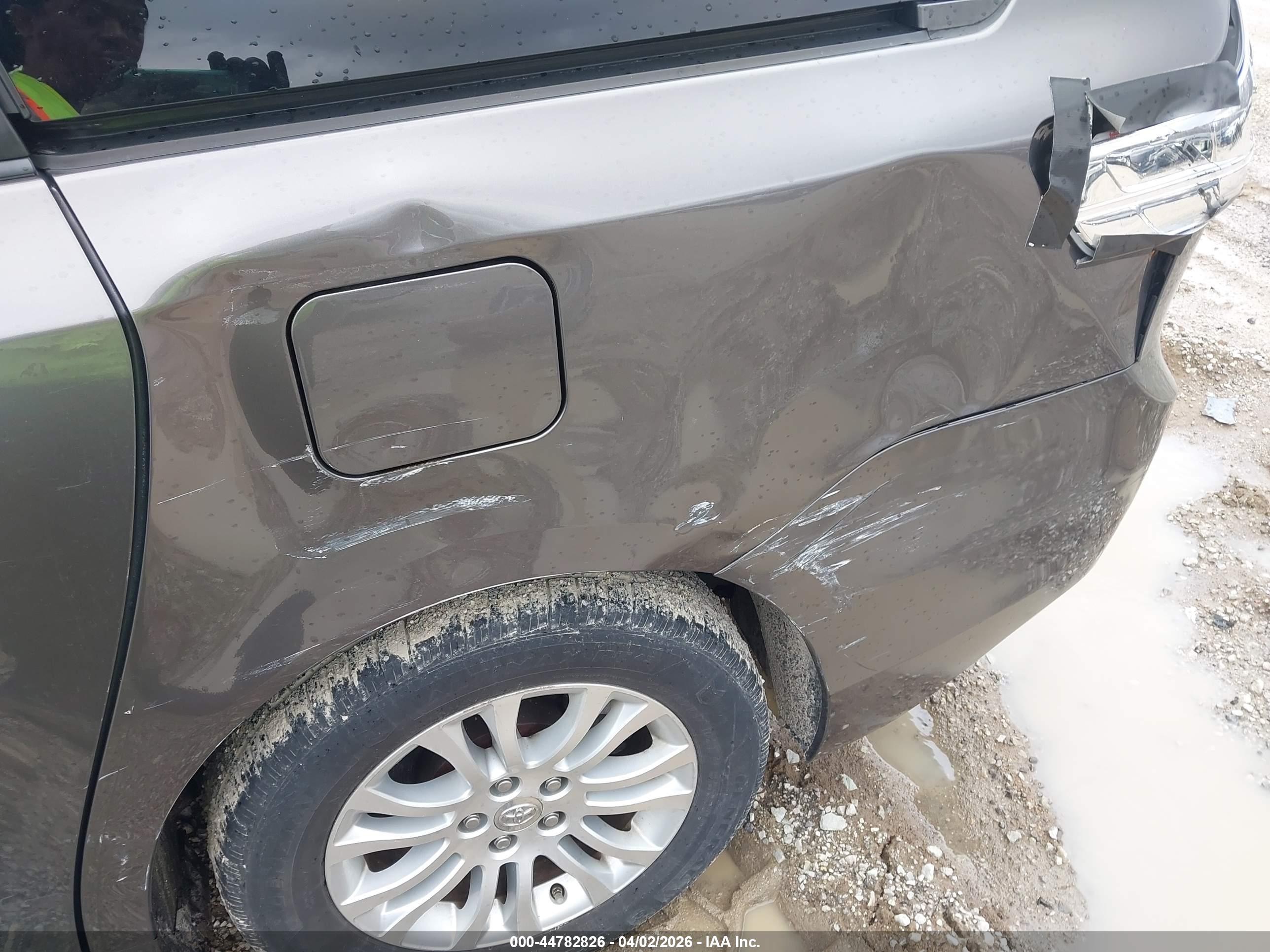 TOYOTA SIENNA image 6