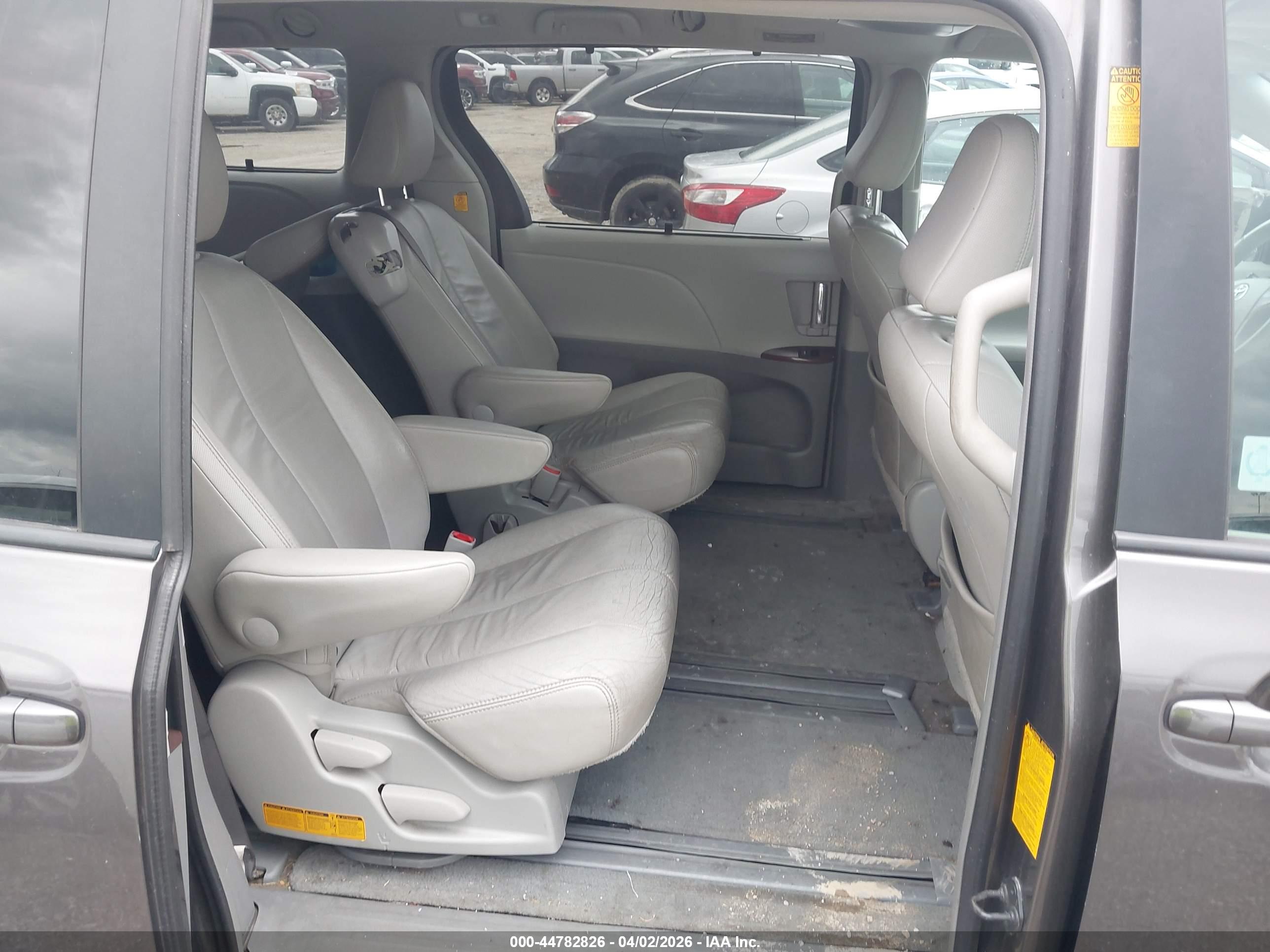 TOYOTA SIENNA image 8