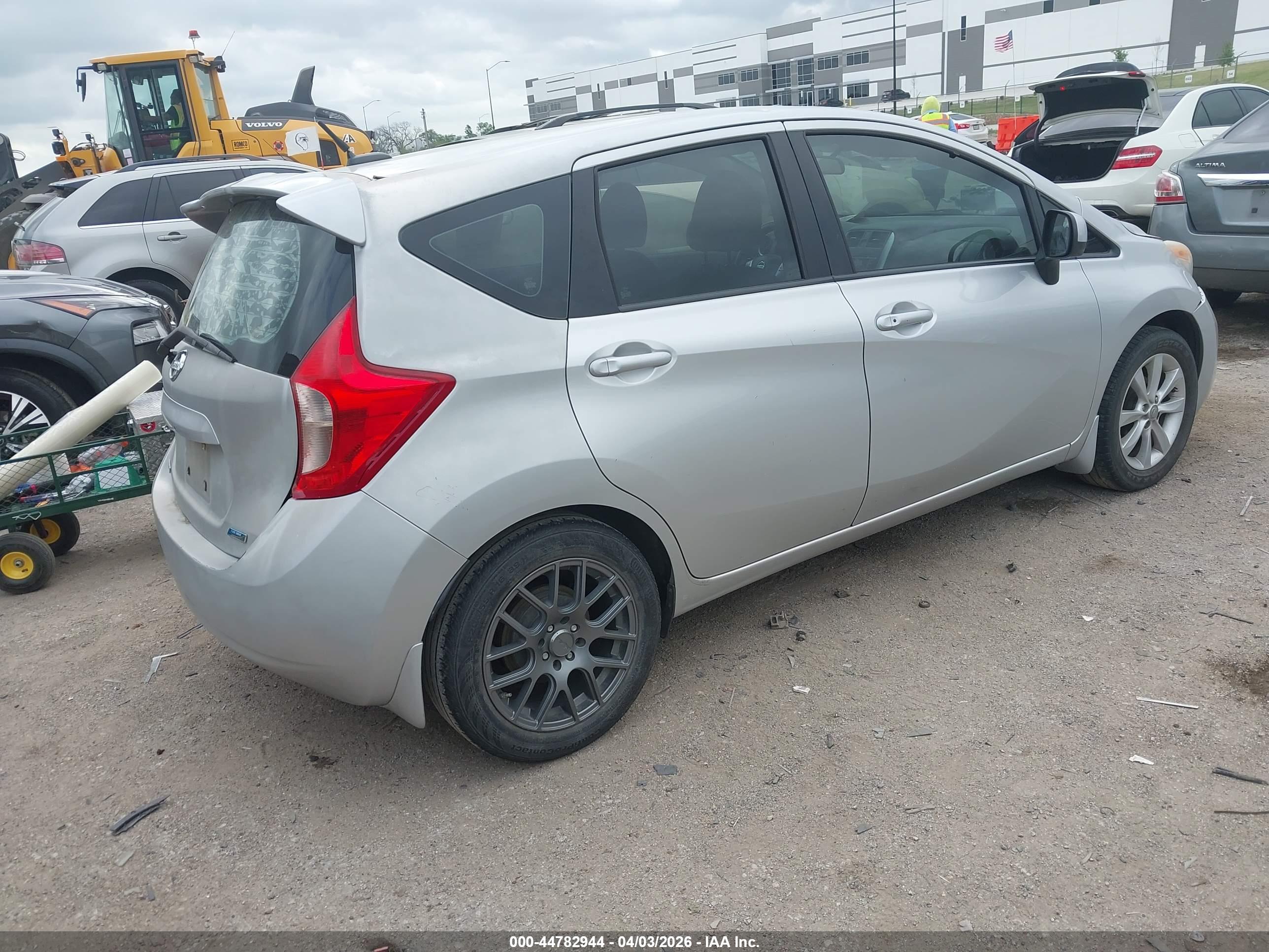 NISSAN VERSA image 4