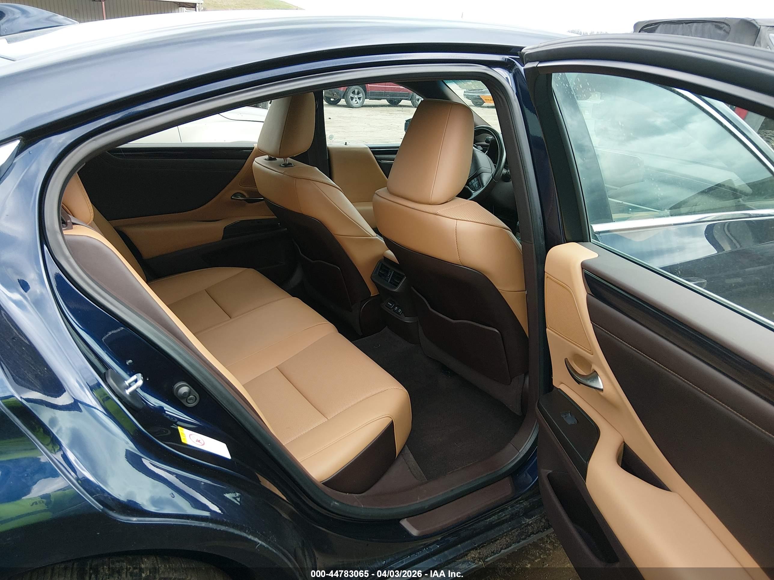 LEXUS ES image 8