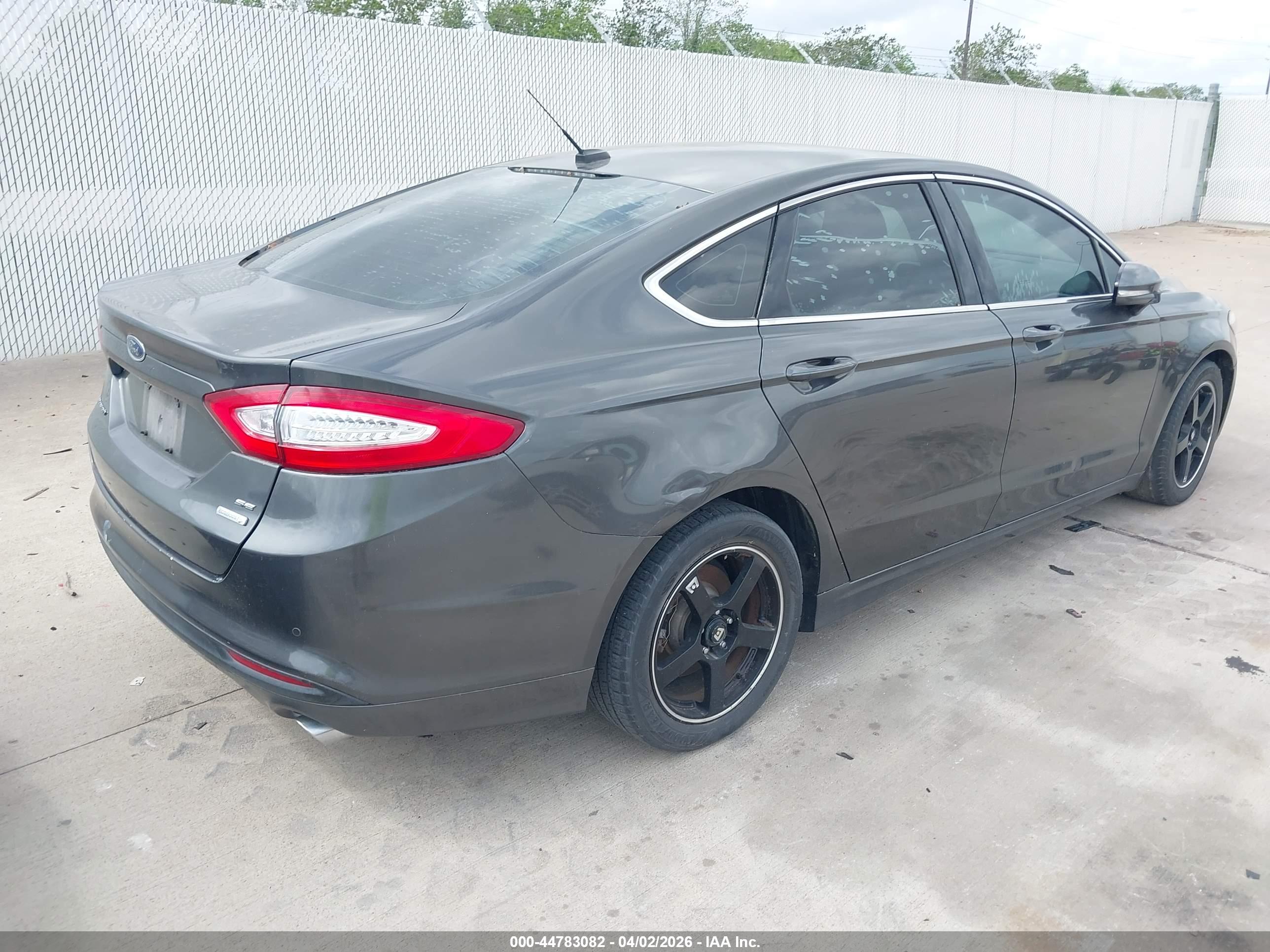 FORD FUSION image 4