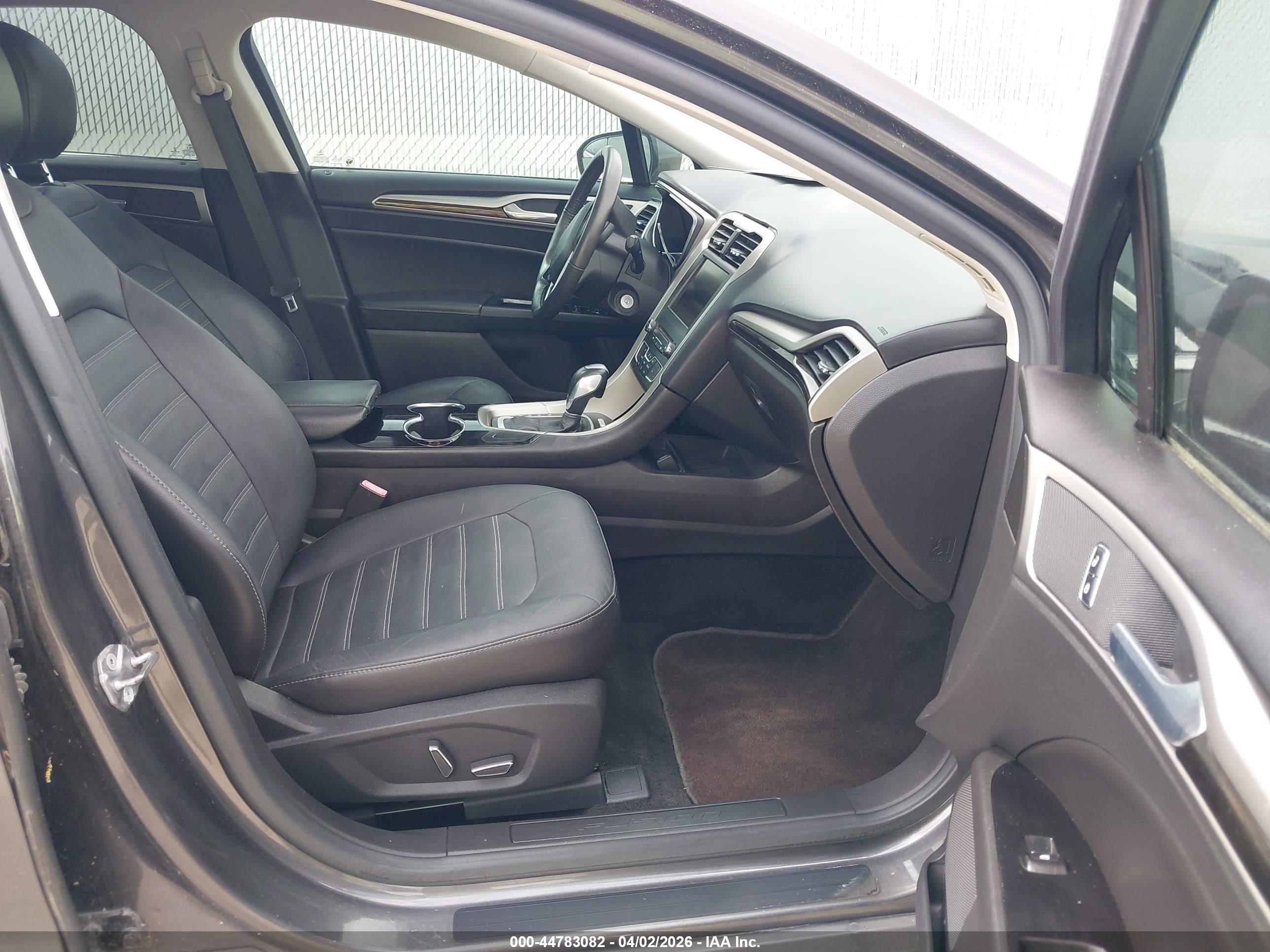FORD FUSION image 5