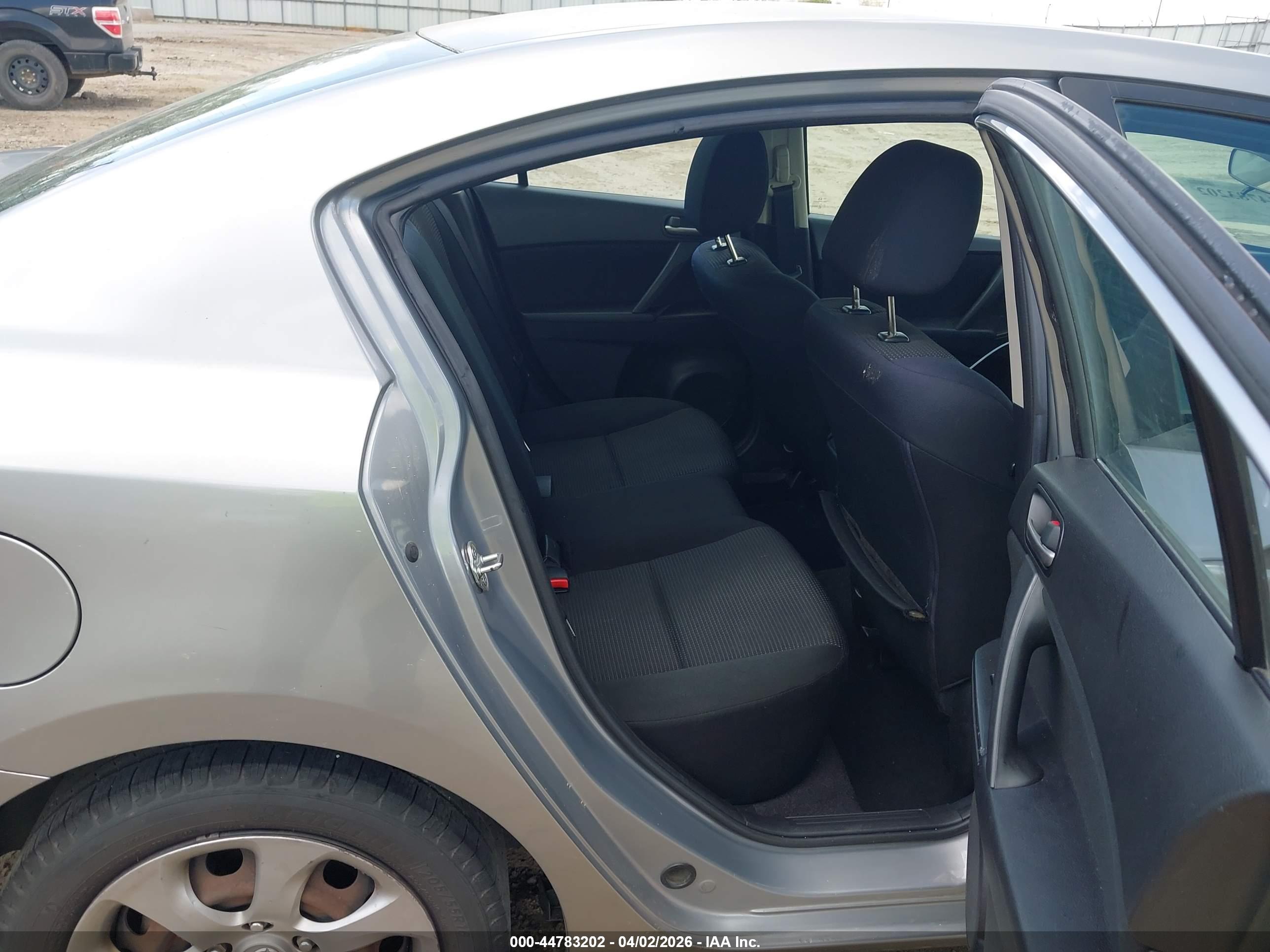 MAZDA MAZDA3 image 8
