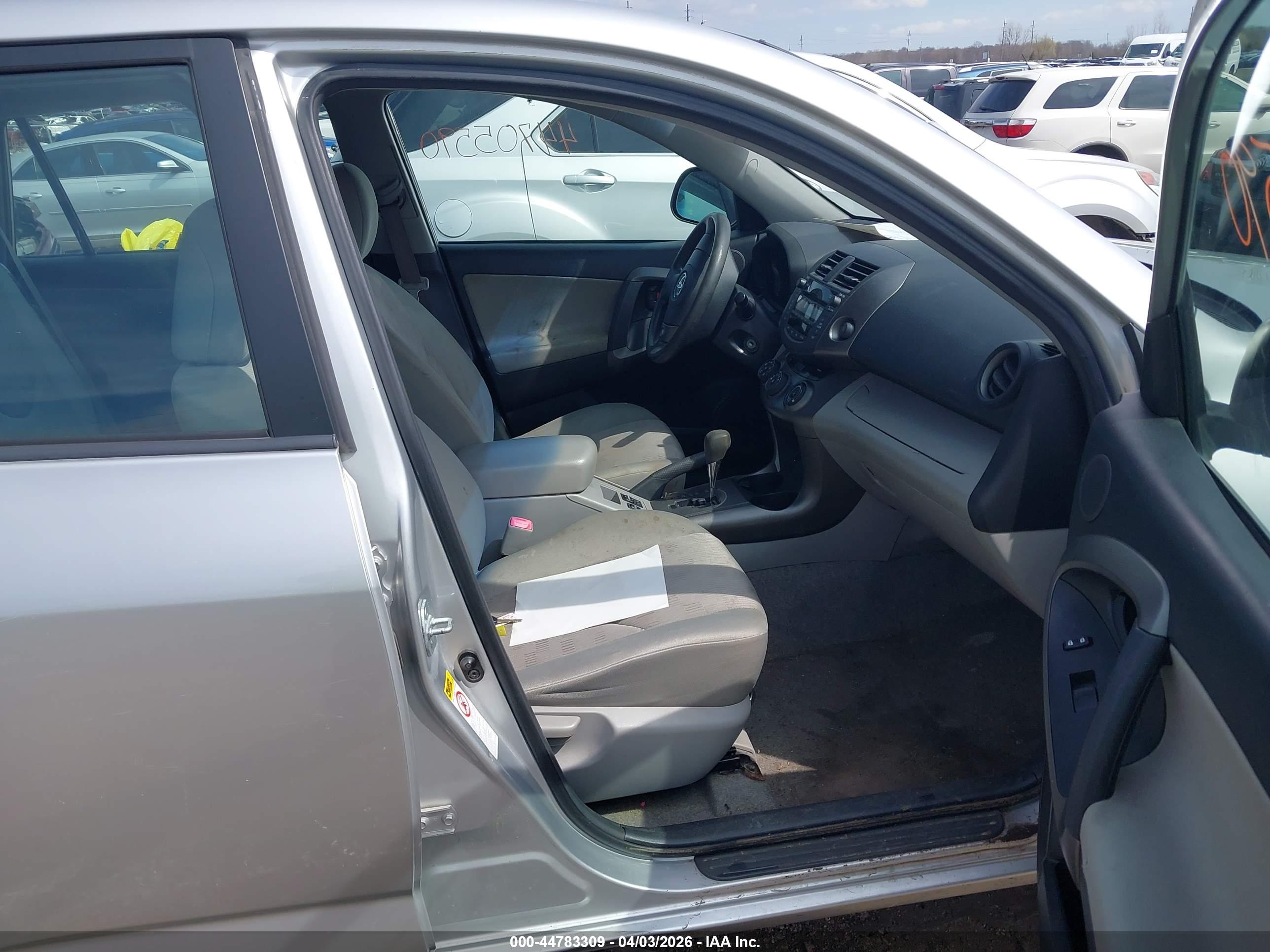 TOYOTA RAV4 image 5