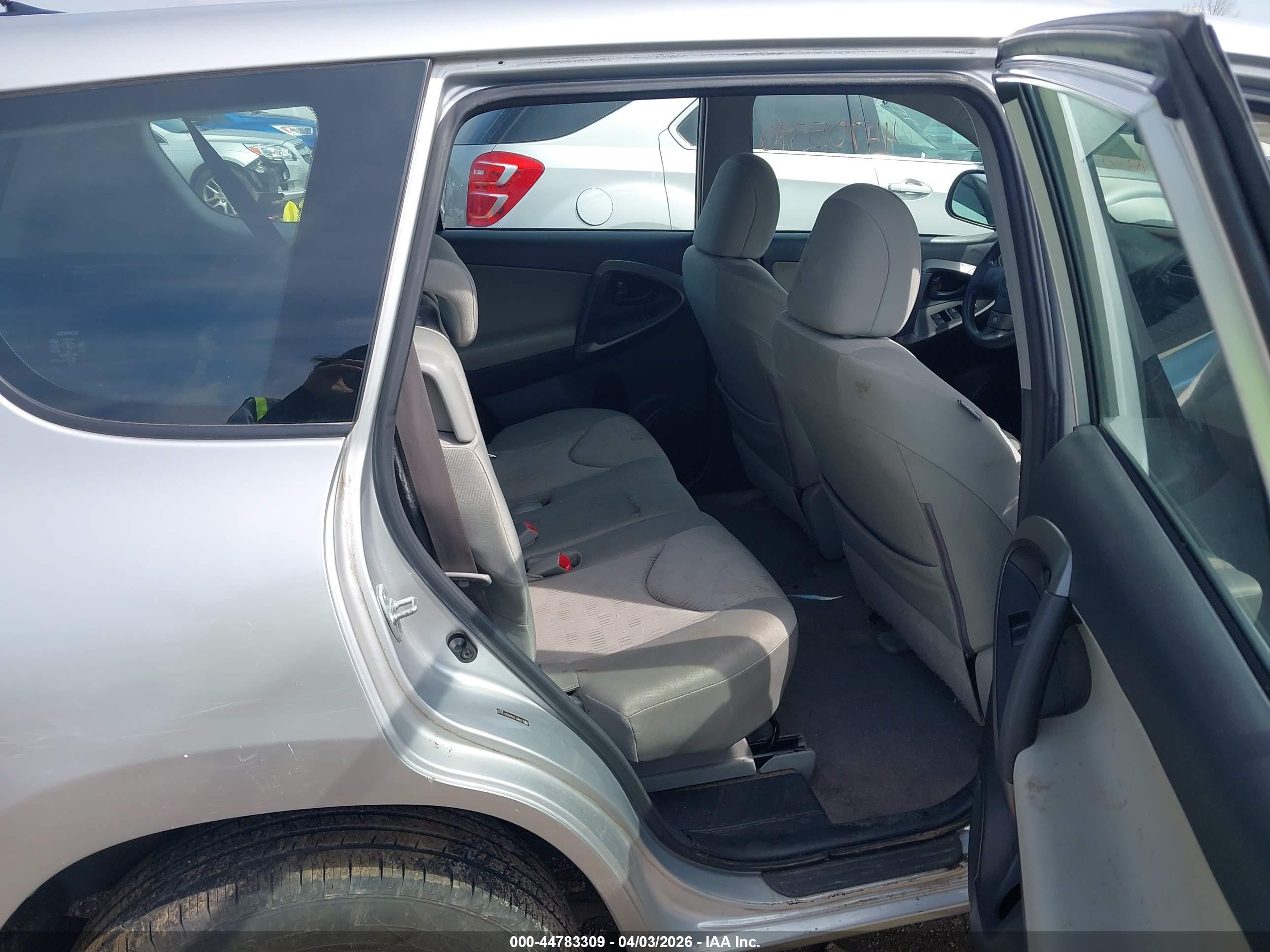 TOYOTA RAV4 image 8