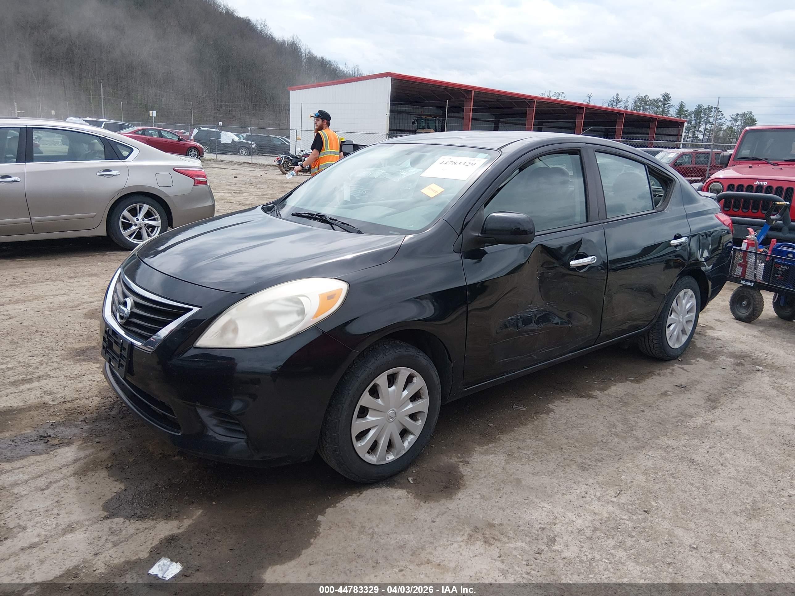 NISSAN VERSA image 2