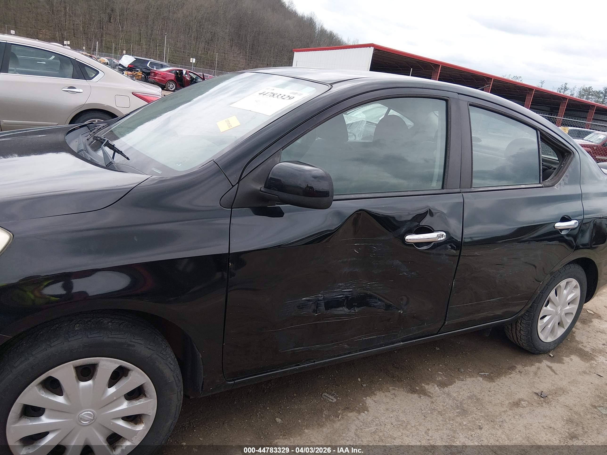 NISSAN VERSA image 6