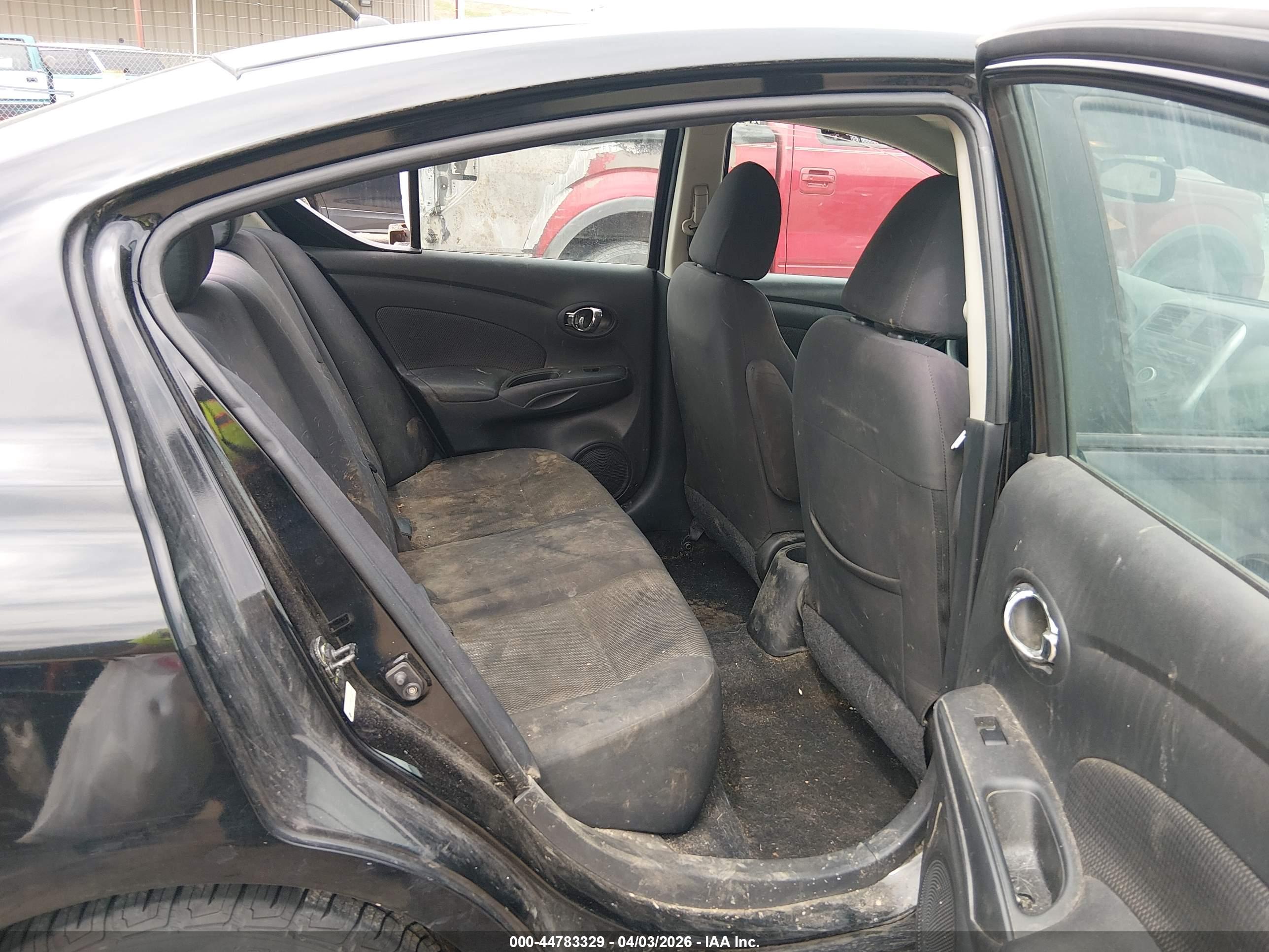 NISSAN VERSA image 8
