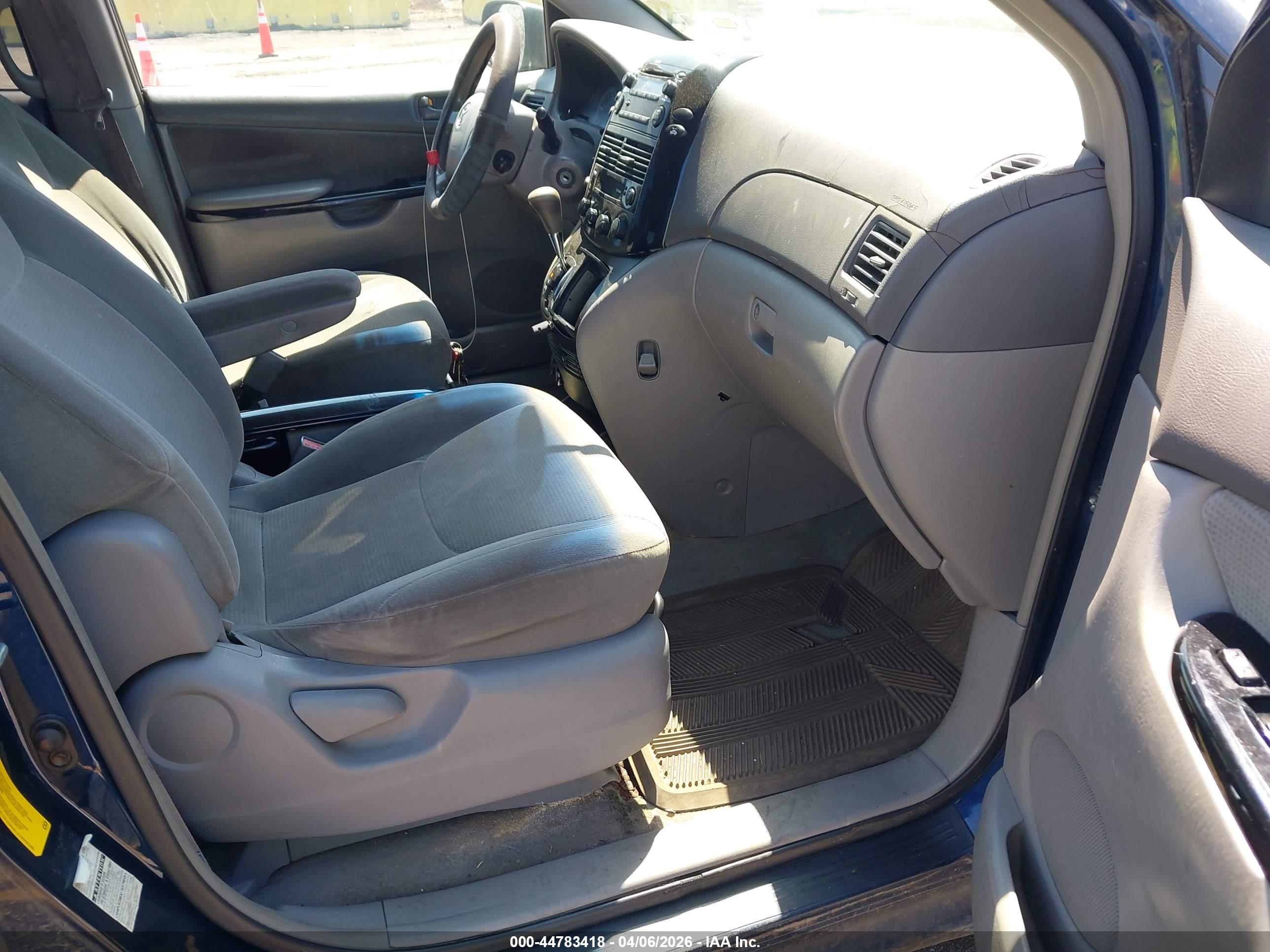 TOYOTA SIENNA image 5