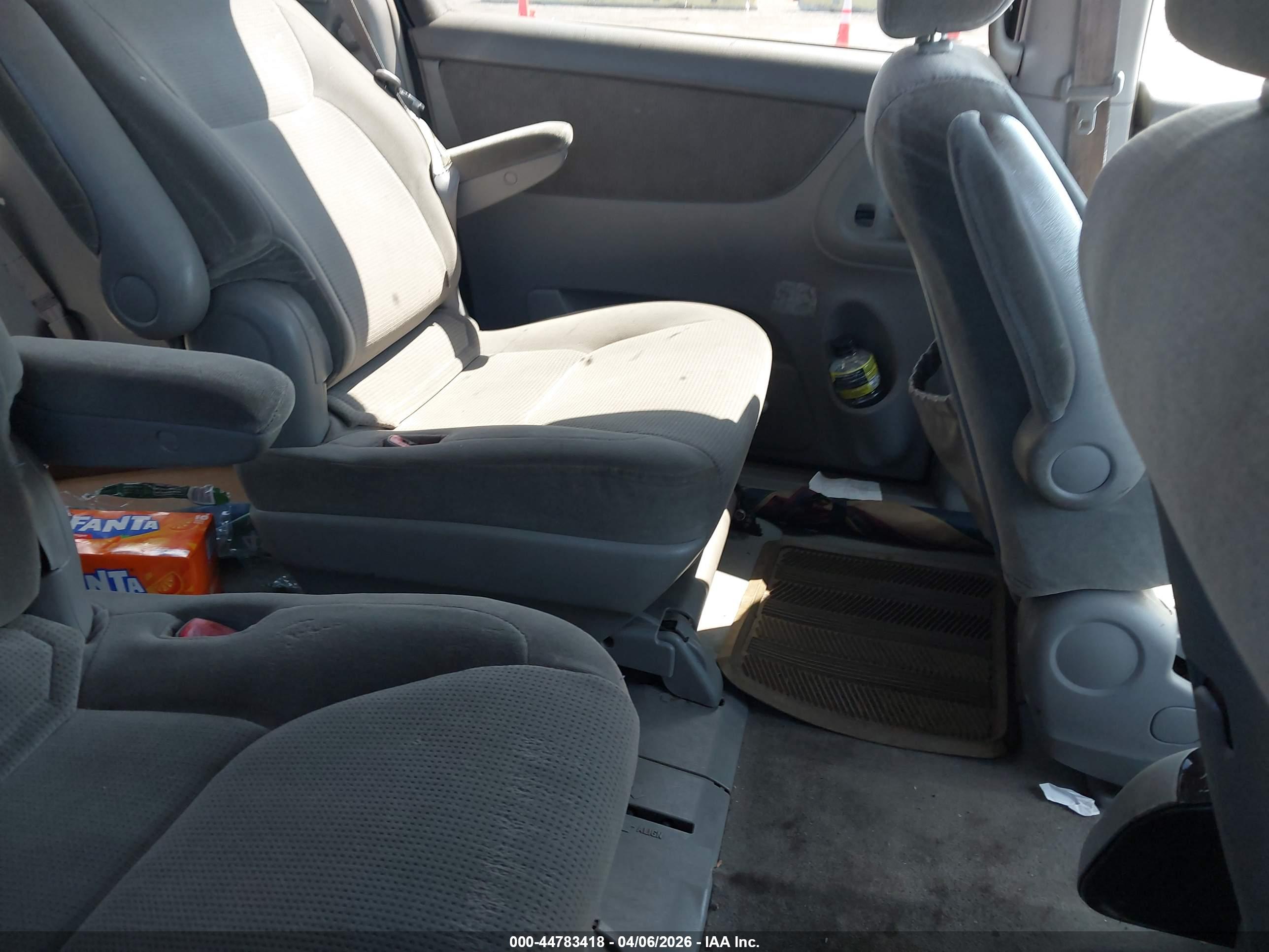 TOYOTA SIENNA image 8
