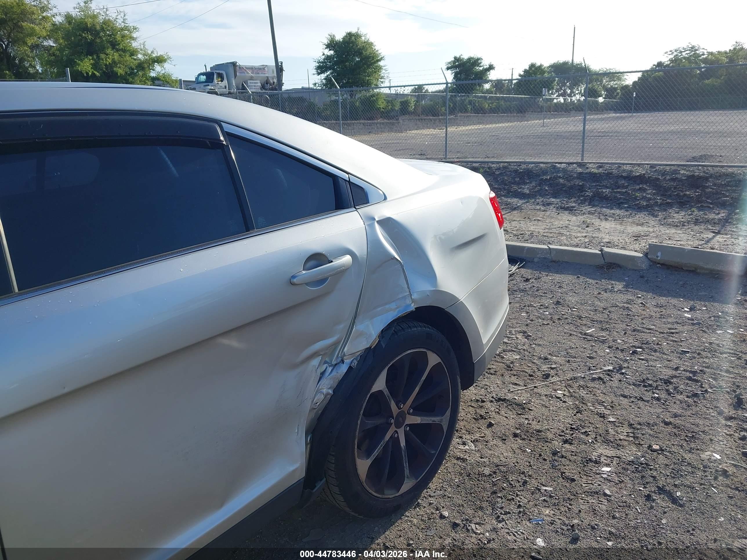 FORD TAURUS image 6
