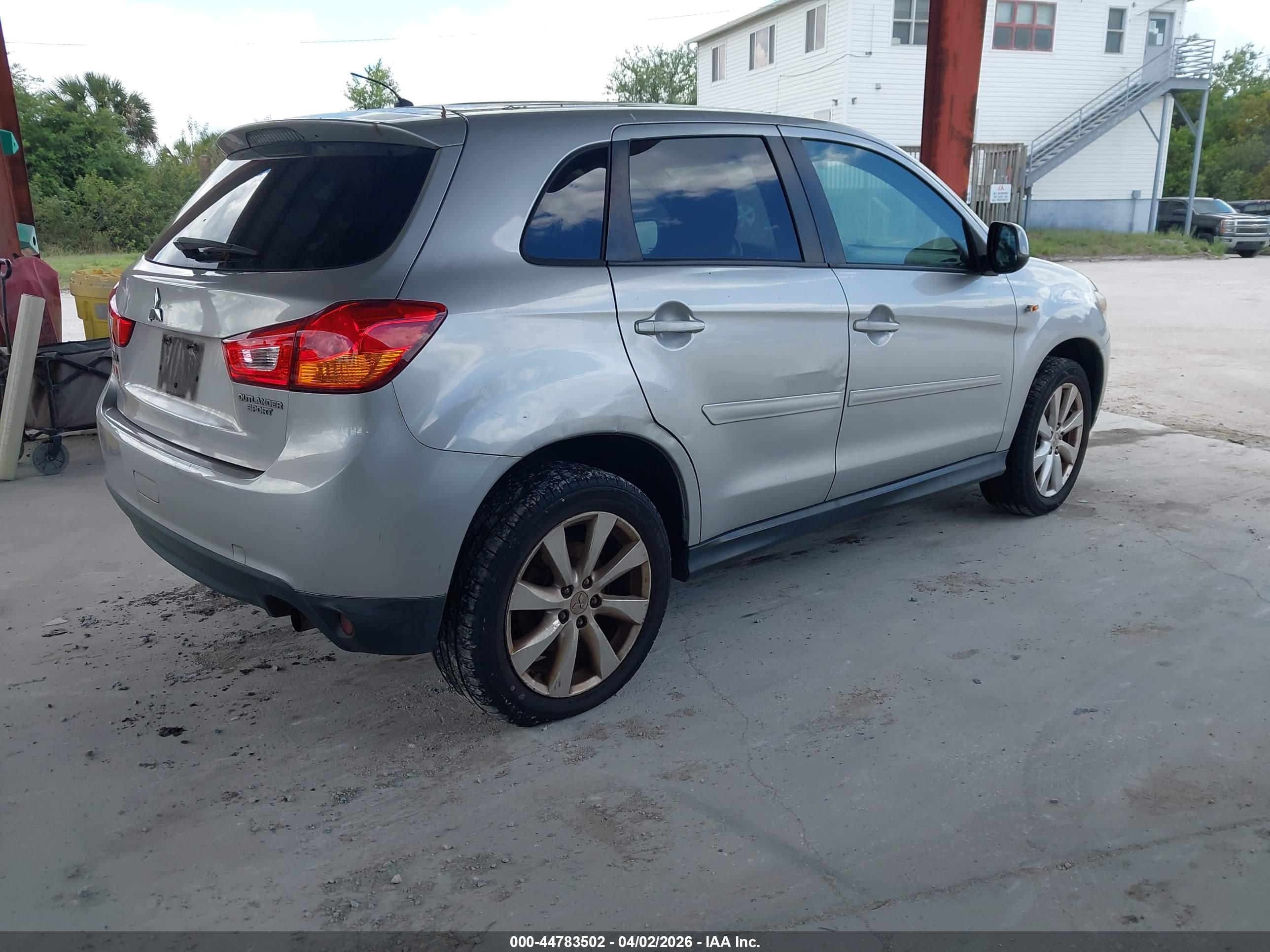 MITSUBISHI OUTLANDER image 4