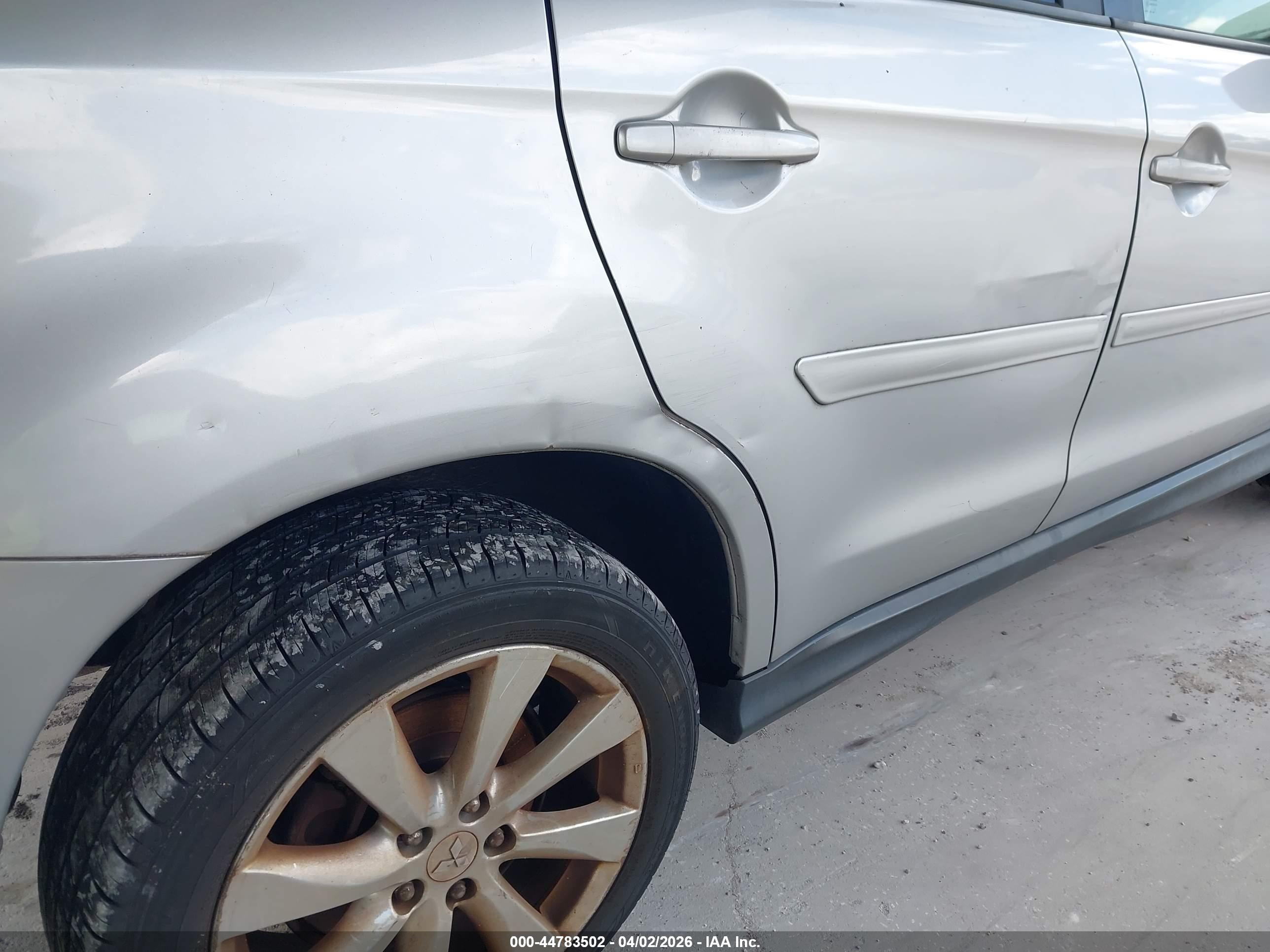 MITSUBISHI OUTLANDER image 6